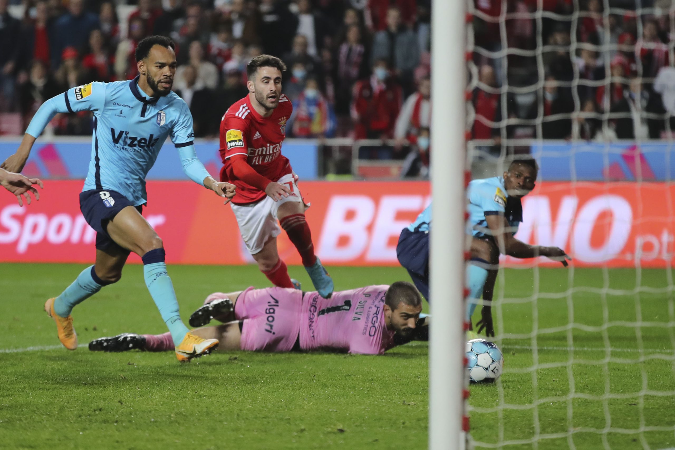 Benfica empata com o Vizela e pode ficar mais longe dos rivais