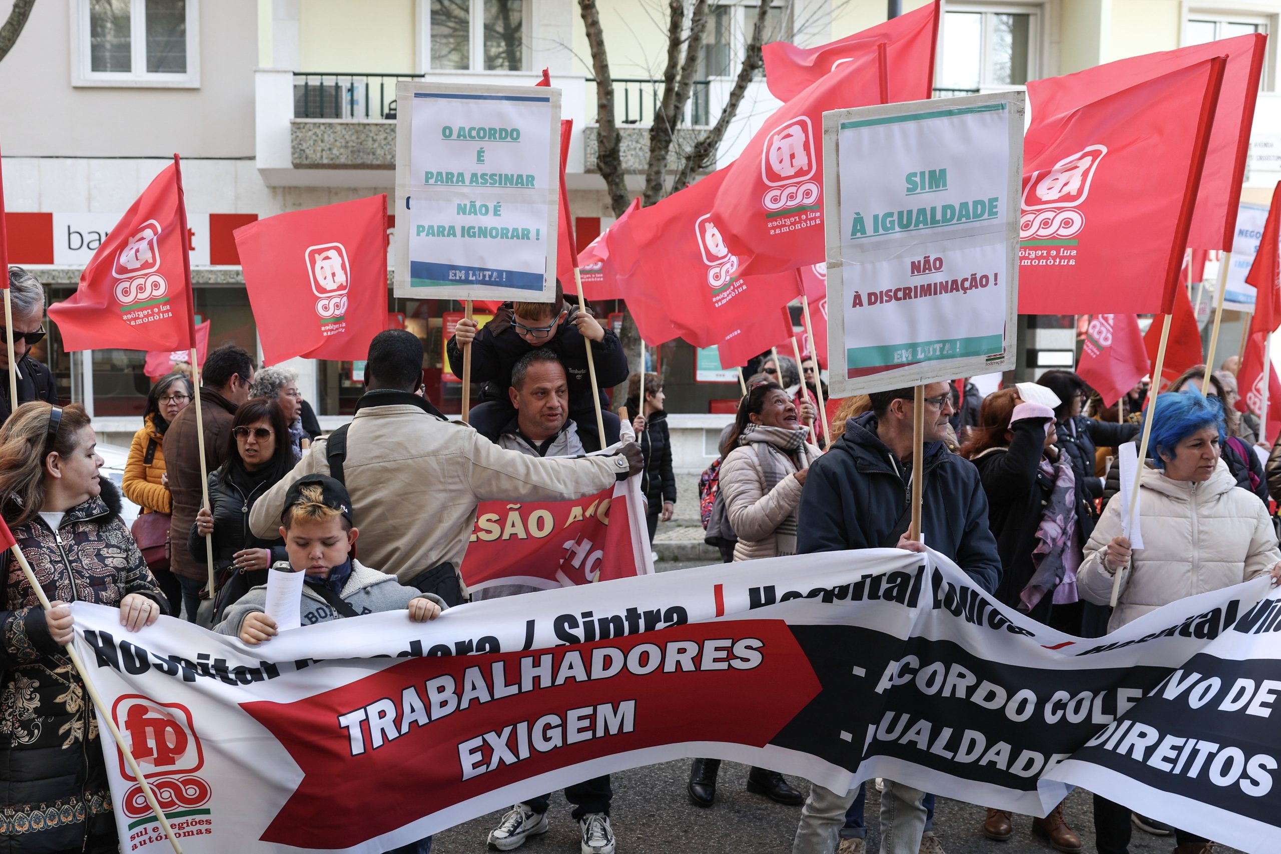 Trabalhadores de três hospitais do distrito de Lisboa manifestam-se para pedir investimento