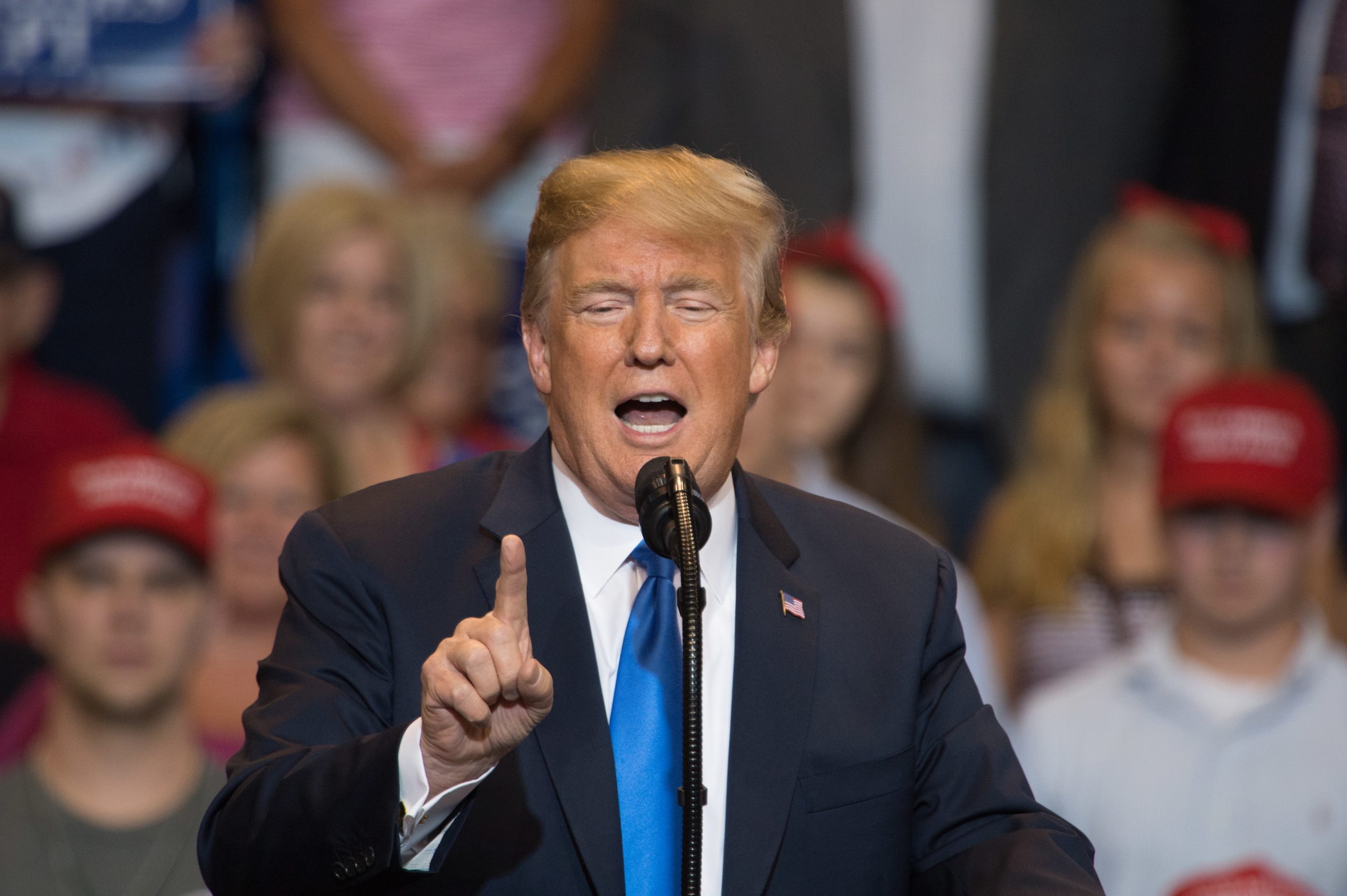 Trump elogia negociações comerciais com o México e ameaça Canadá