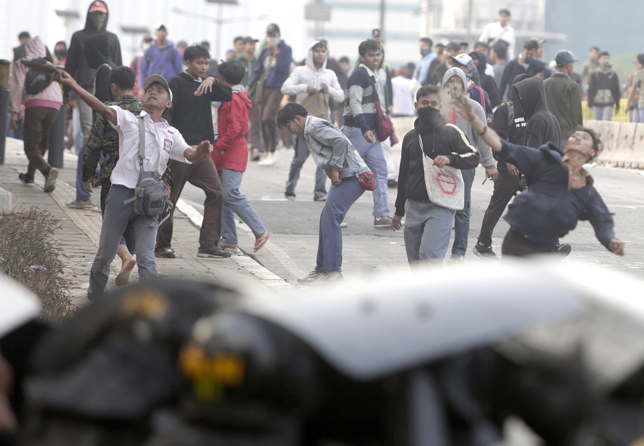 Polícia dispara gás lacrimogéneo contra milhares de estudantes em protesto na Indonésia