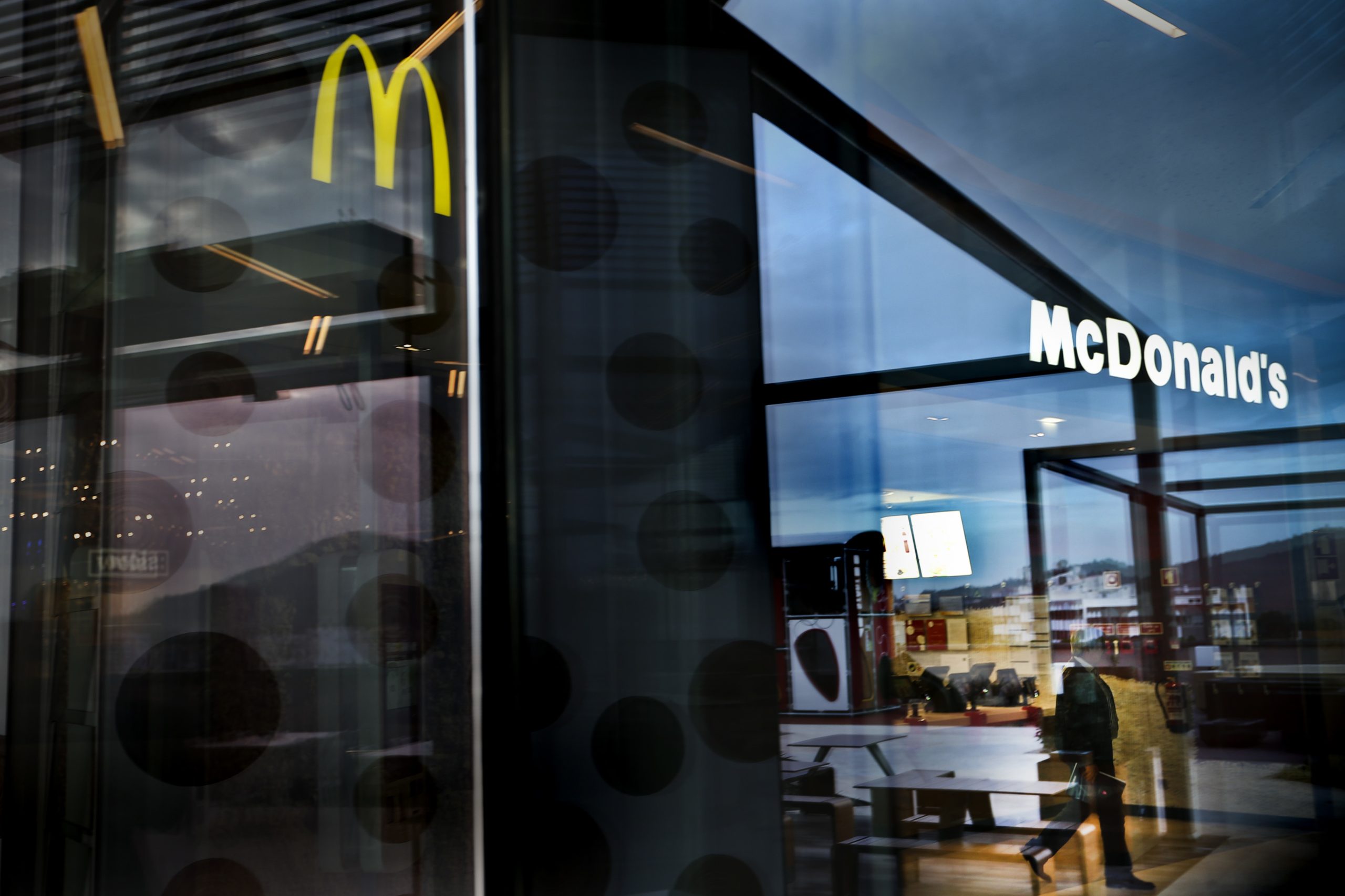McDonald’s enfrenta mais de 700 denúncias por assédio sexual e maus-tratos laborais