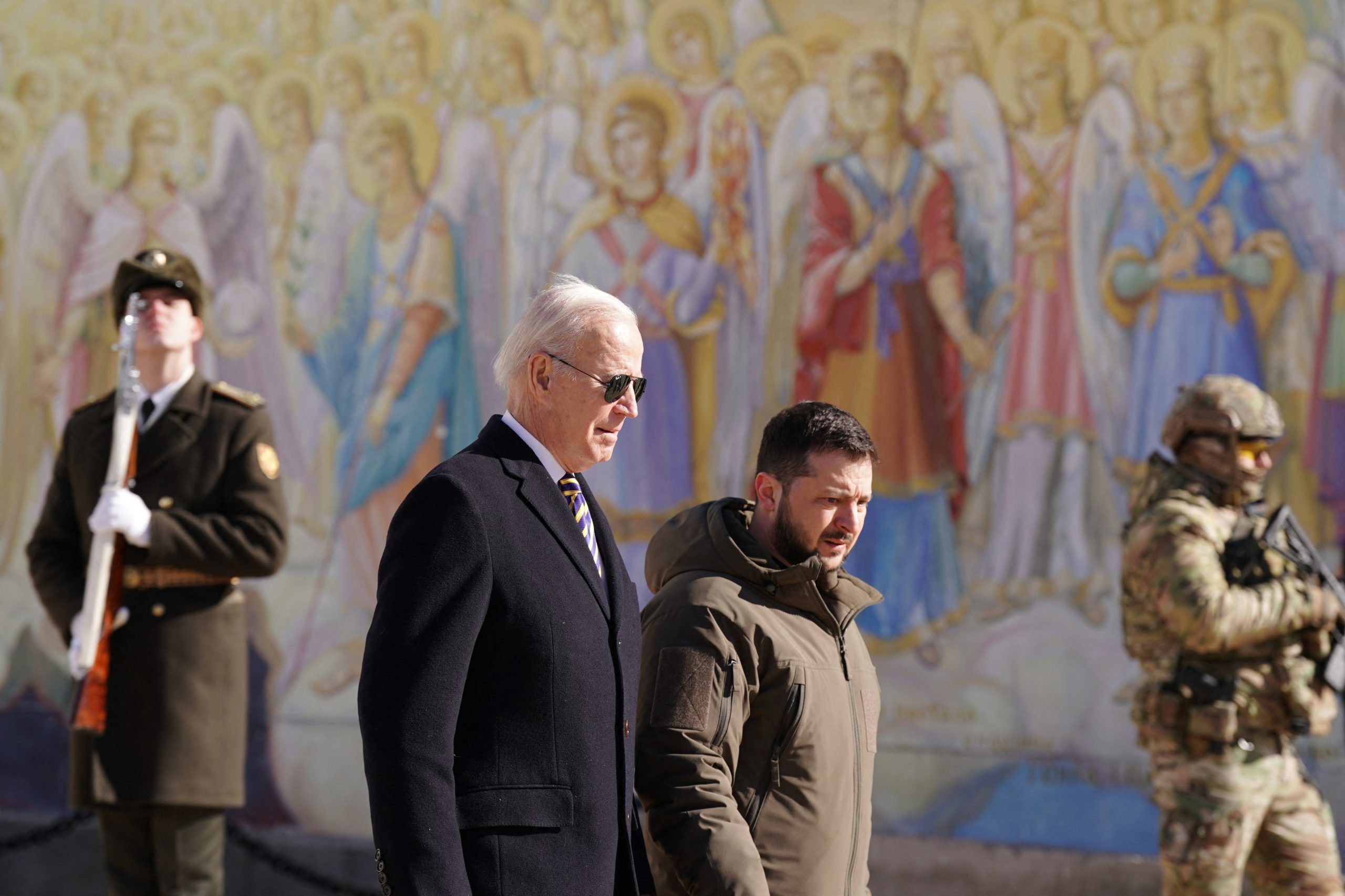 Joe Biden foi a Kiev. Apareceu de surpresa e anunciou o envio de mais armas para a Ucrânia
