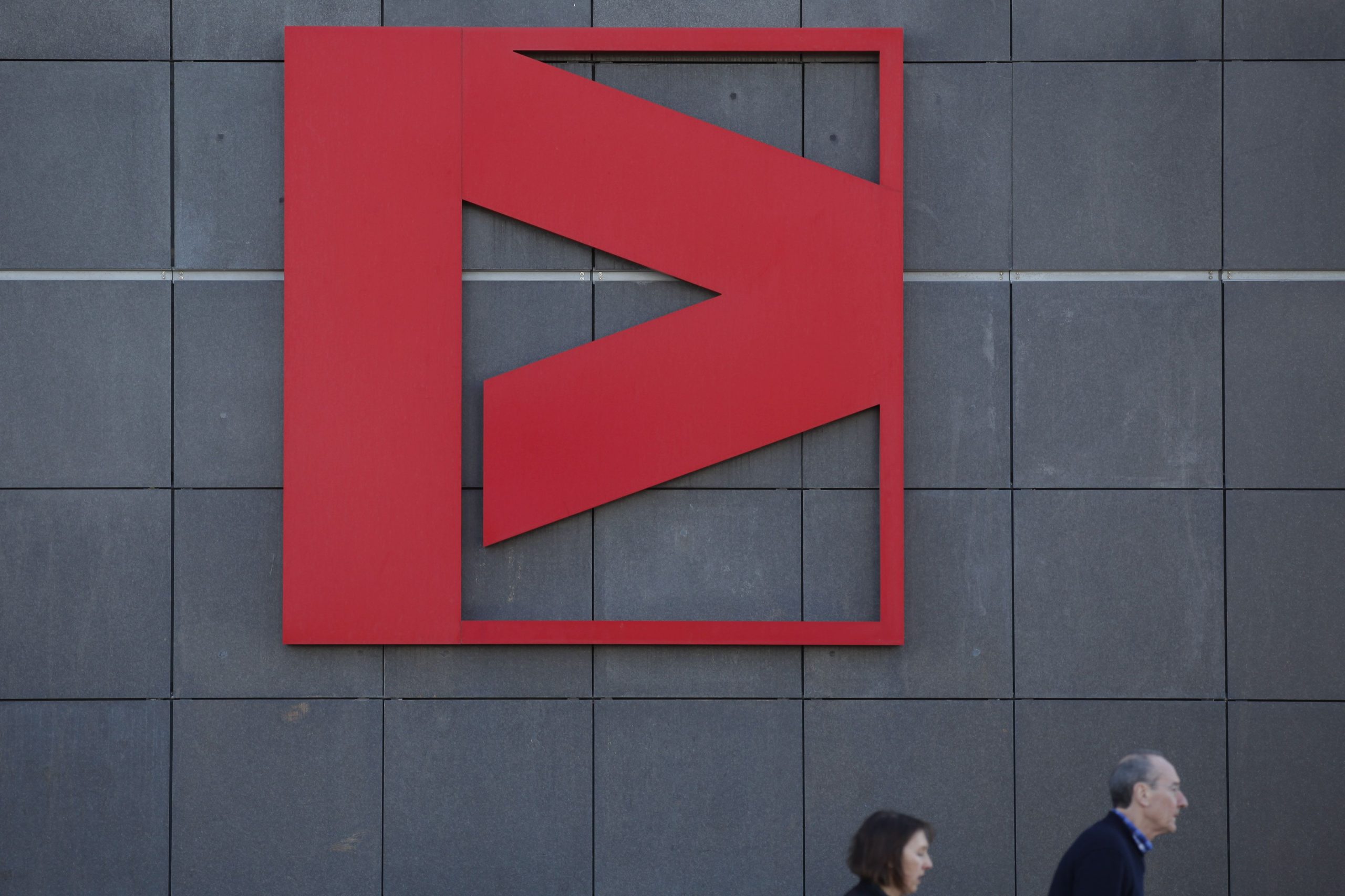 Banca: Sindicato discute em plenário despedimentos no Popular