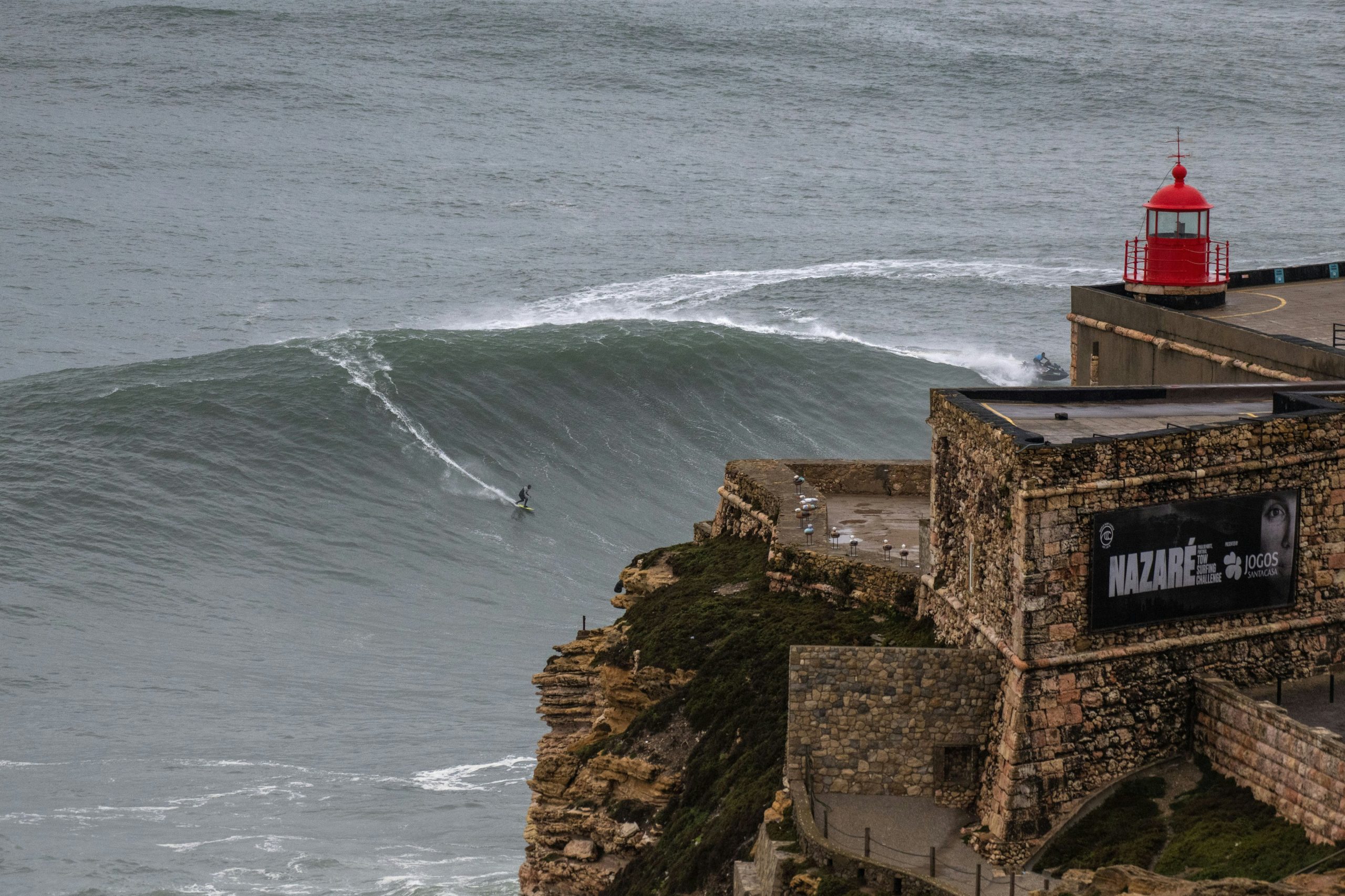 Ondas grandes regressam à Nazaré