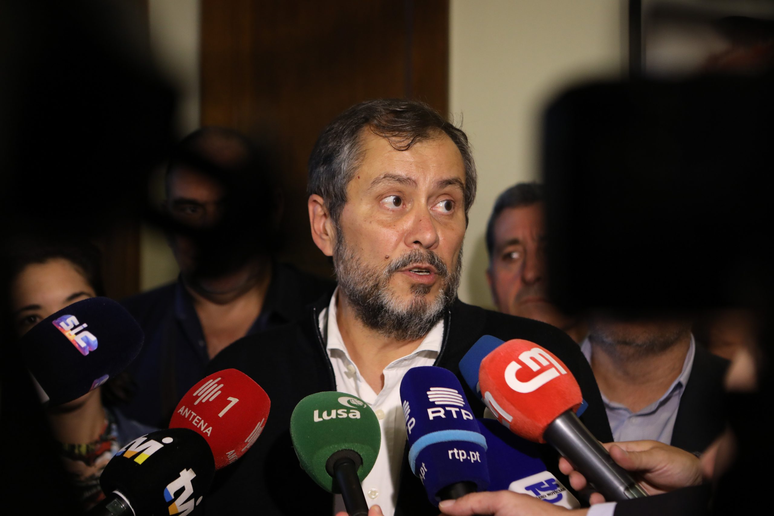 Greve de docentes leva à suspensão de reuniões em todo o país