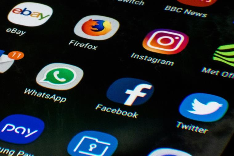 Comissão Europeia quer juntar discurso de ódio ‘online’ à lista de crimes da União Europeia