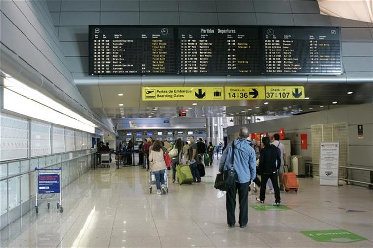 SEF interceta passageiros com documentos falsos nos aeroportos de Lisboa e Porto
