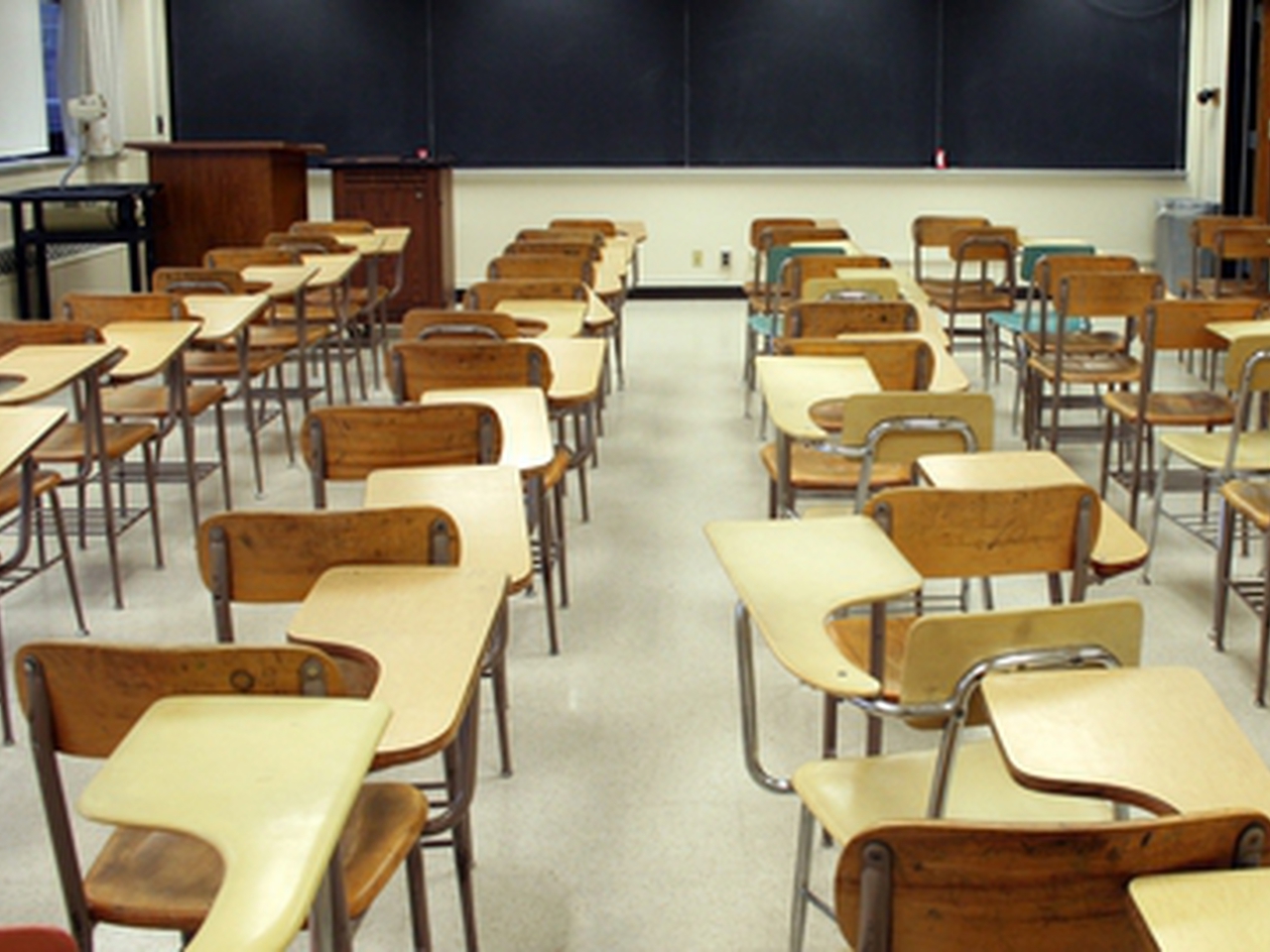 Governo hoje vai à escola