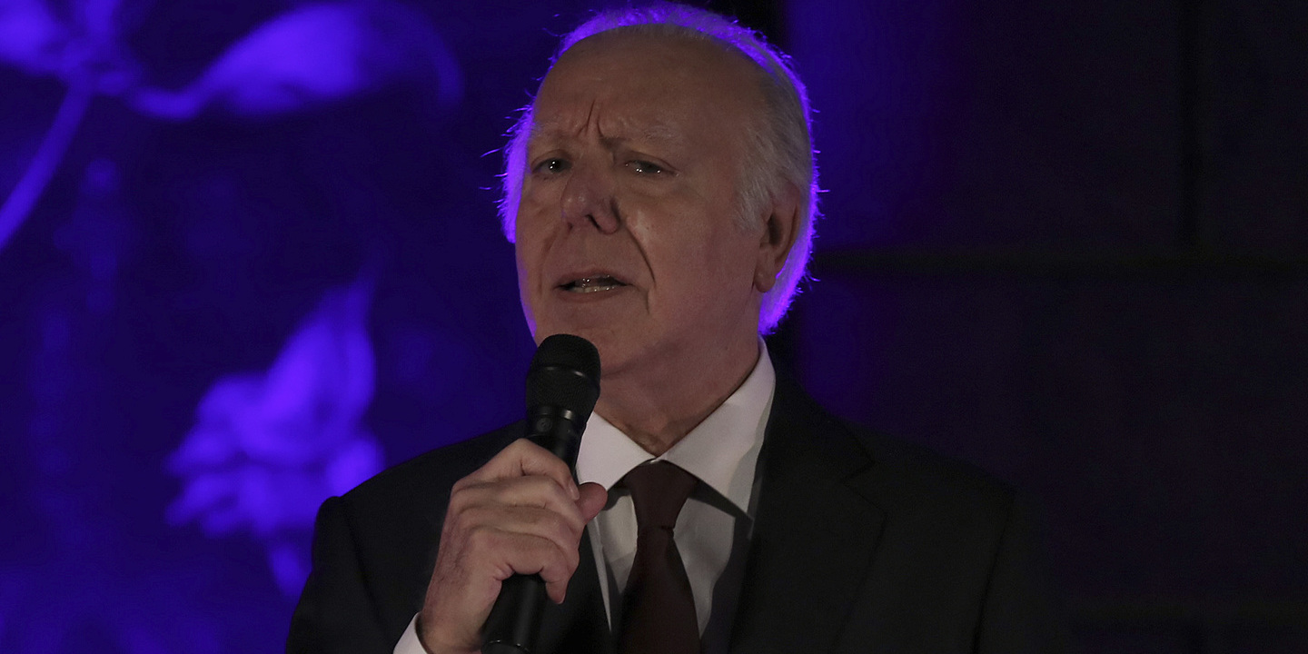 “É altura de acalmar”. Carlos do Carmo sai “de cena, dos palcos”, mas ainda se vai “desforrar a ouvir quem canta bem”