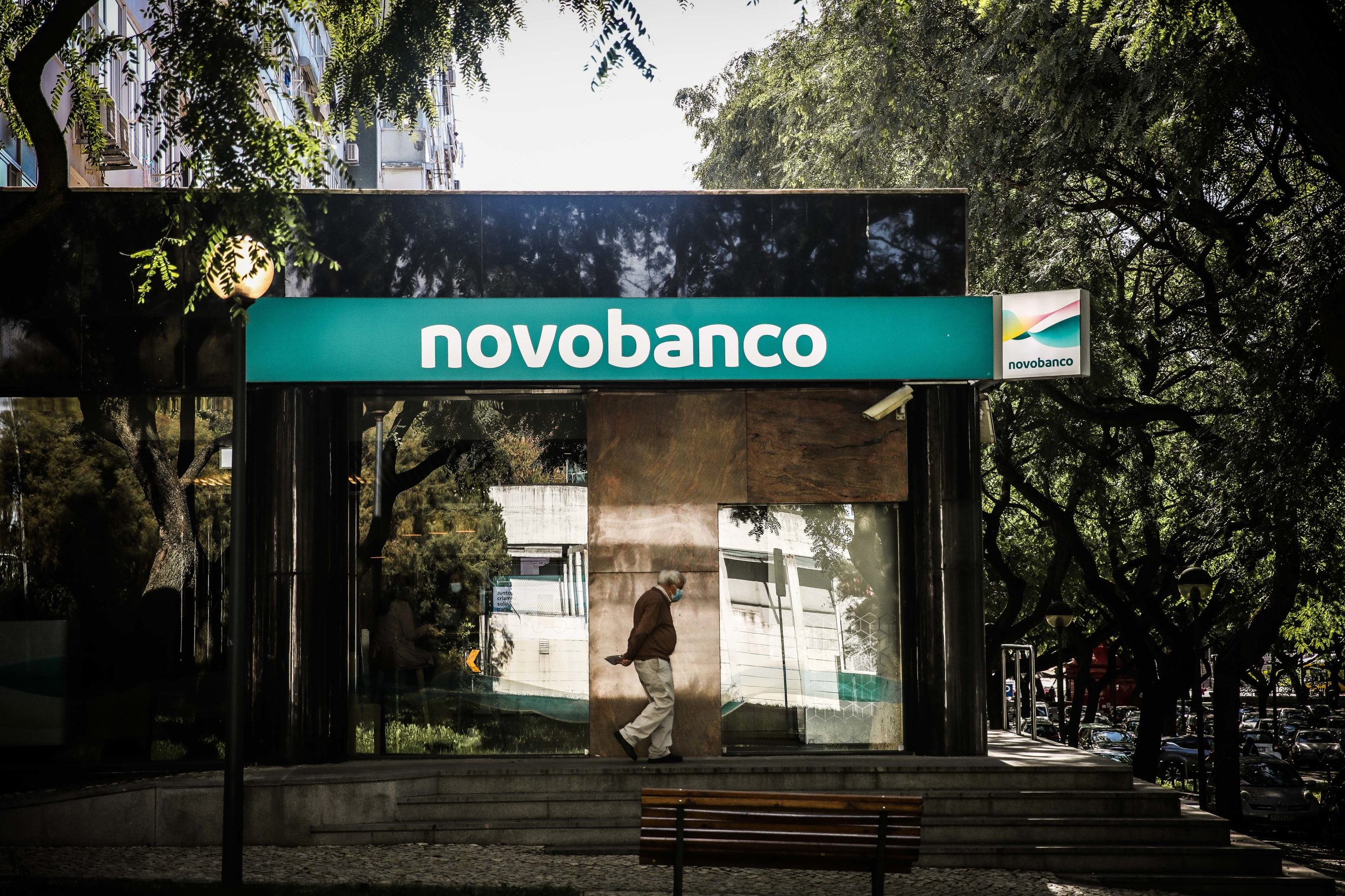 A venda do Novo Banco, os lucros da Lone Star e os prémios milionários — o que está em causa?