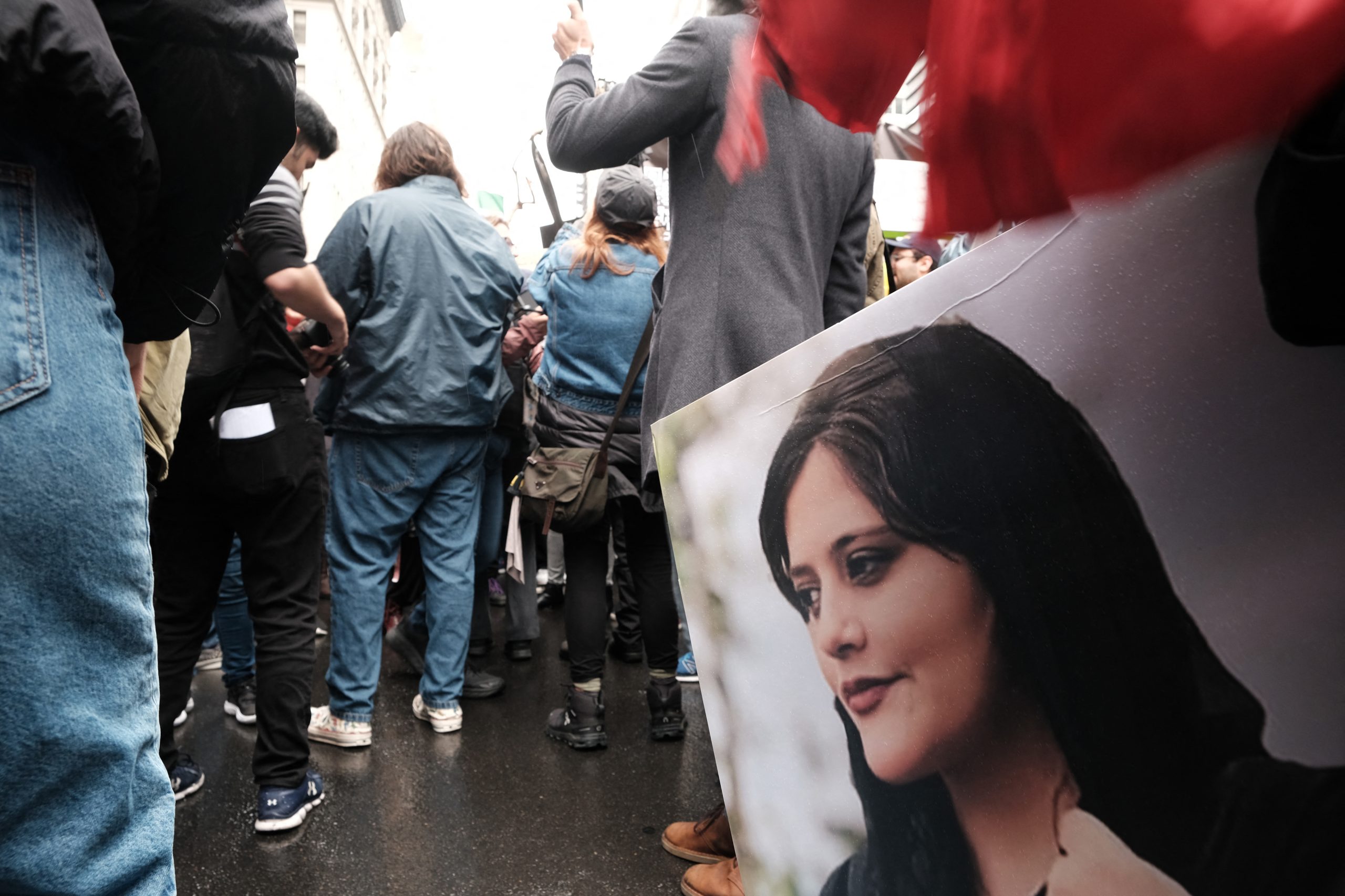 UE sanciona 11 responsáveis e quatro entidades iranianas após morte de Mahsa Amini