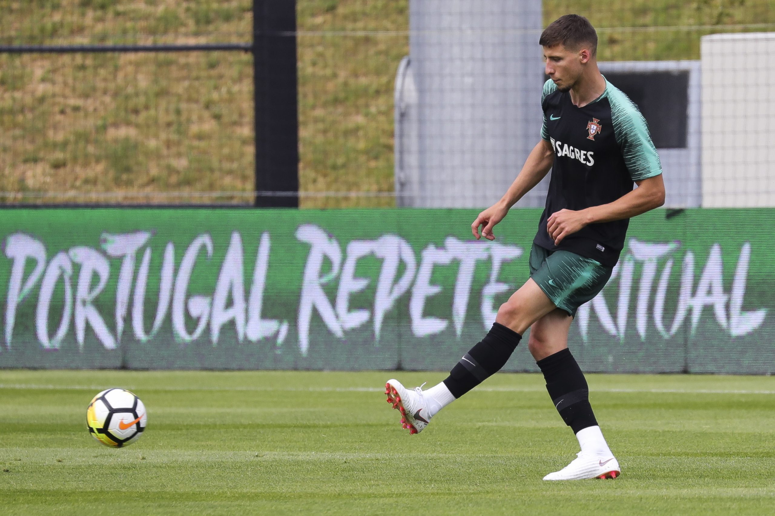 Rúben Dias sérá o estreante 33 de Fernando Santos