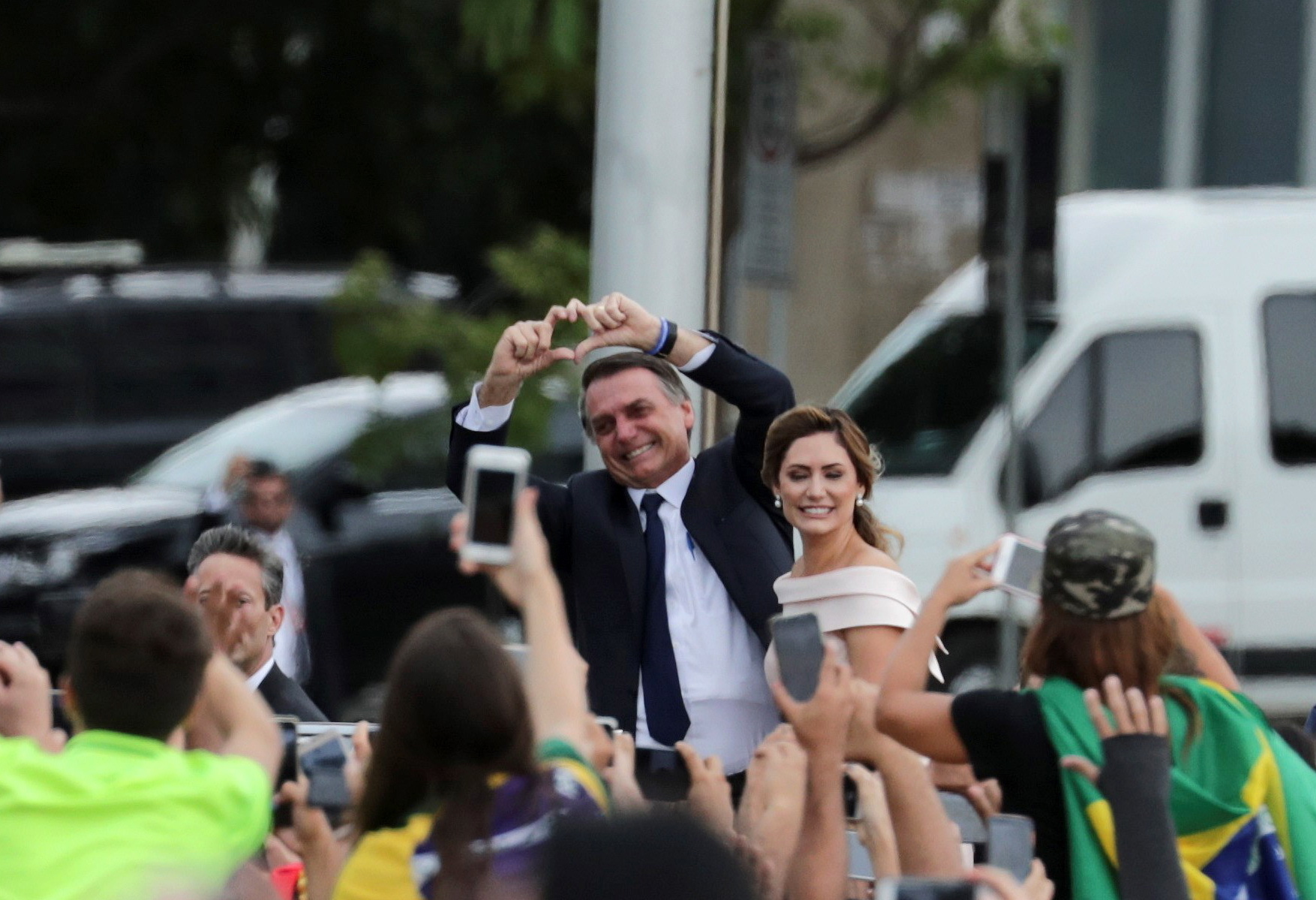 Bolsonaro quer um Brasil sem “viés ideológico”, com primazia da família, da religião e onde o cidadão deve “ter meios de se defender”