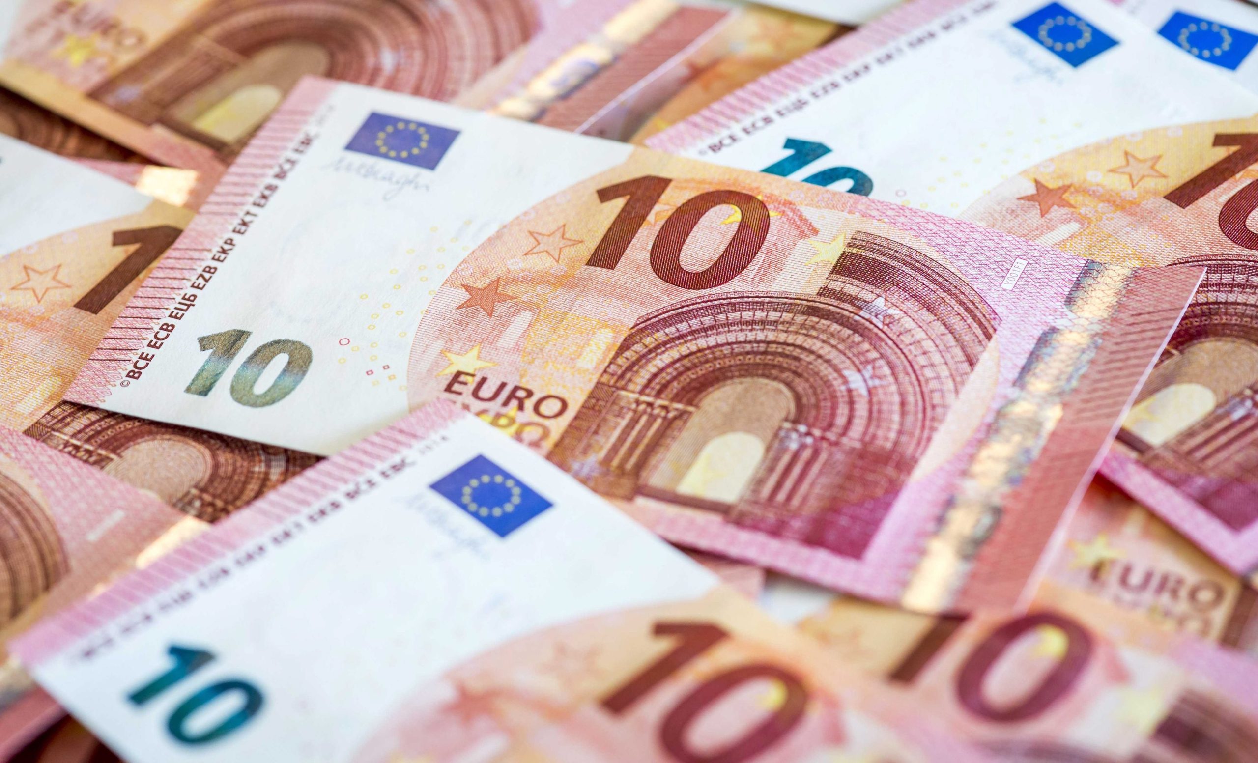 Euro estabiliza nos 1,05 dólares após dados do desemprego nos EUA