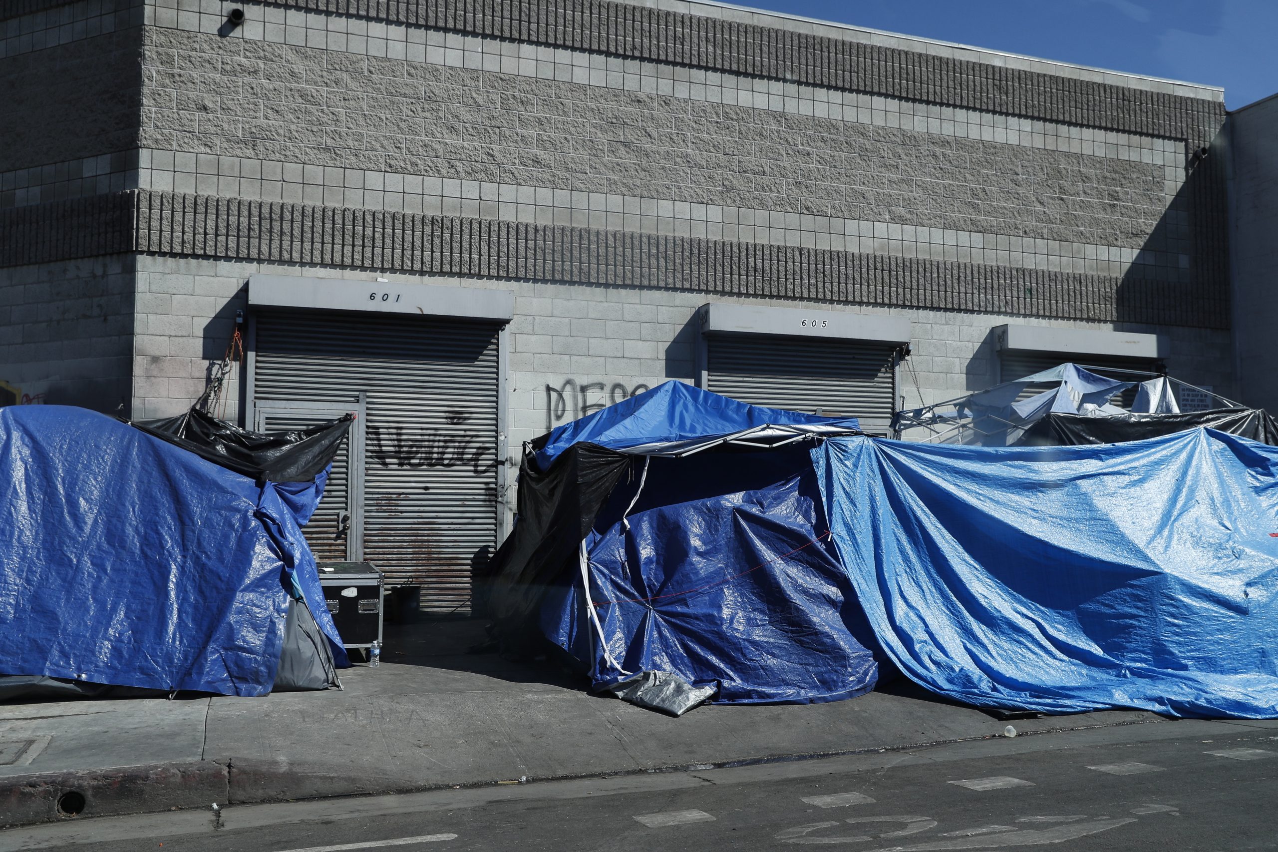 Los Angeles em estado de emergência adota novas medidas para ajudar sem-abrigo
