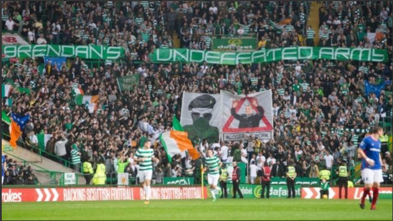 Doze adeptos do Celtic detidos por faixa ofensiva no jogo com o Linfield