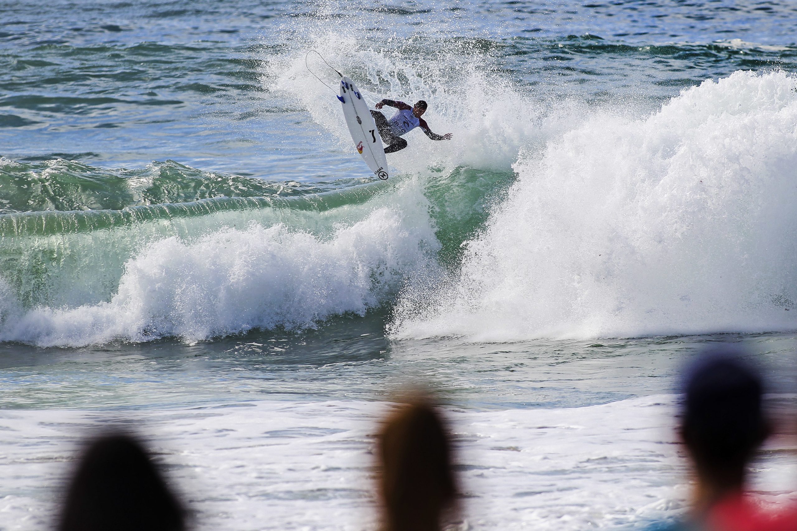 Vasco Ribeiro e Teresa Bonvalot quintos em campeonato ‘especial’ de surf em França