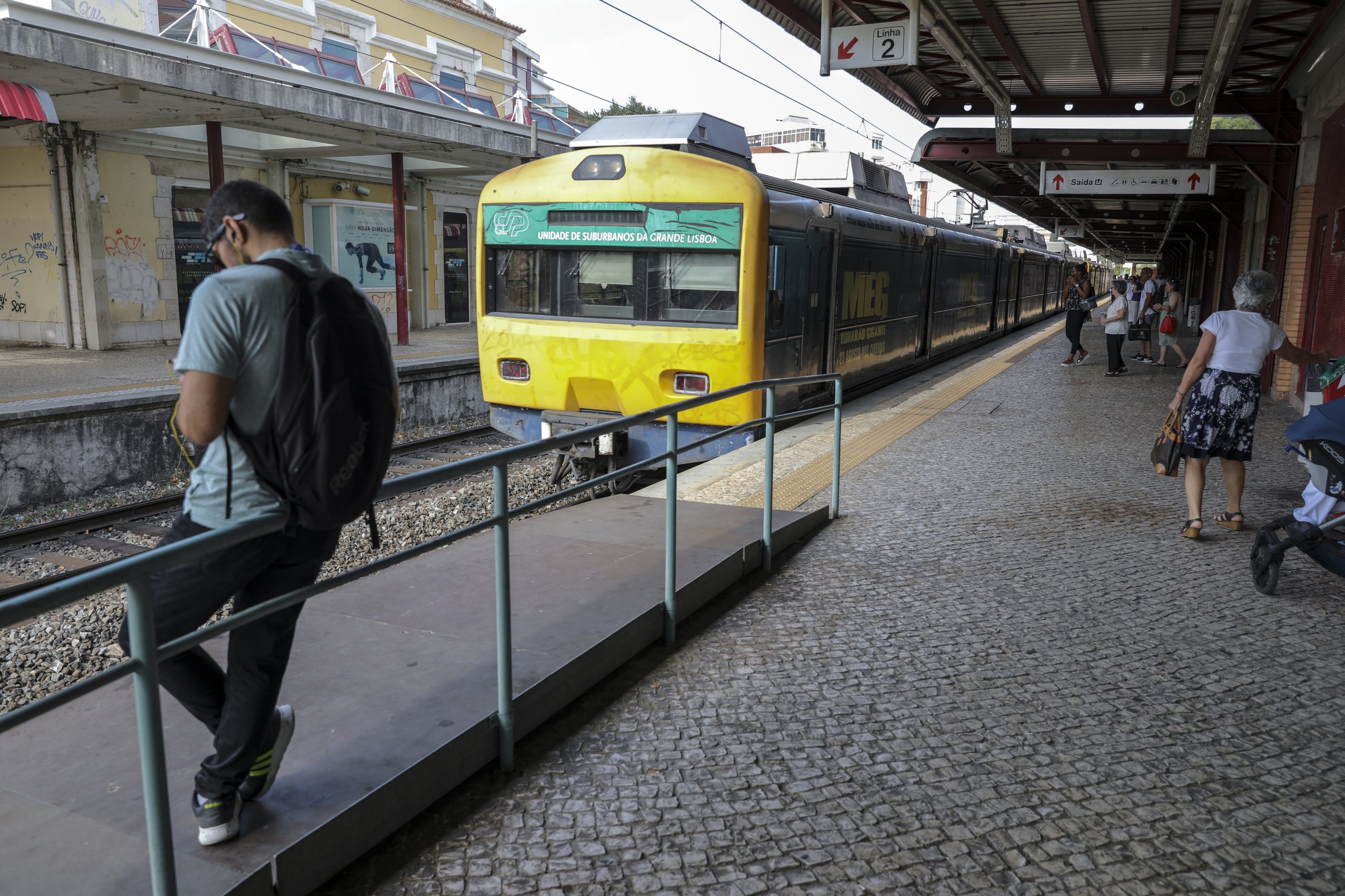 Circulação ferroviária entre Oeiras e Cascais condicionada à noite e fim de semana devido a obras