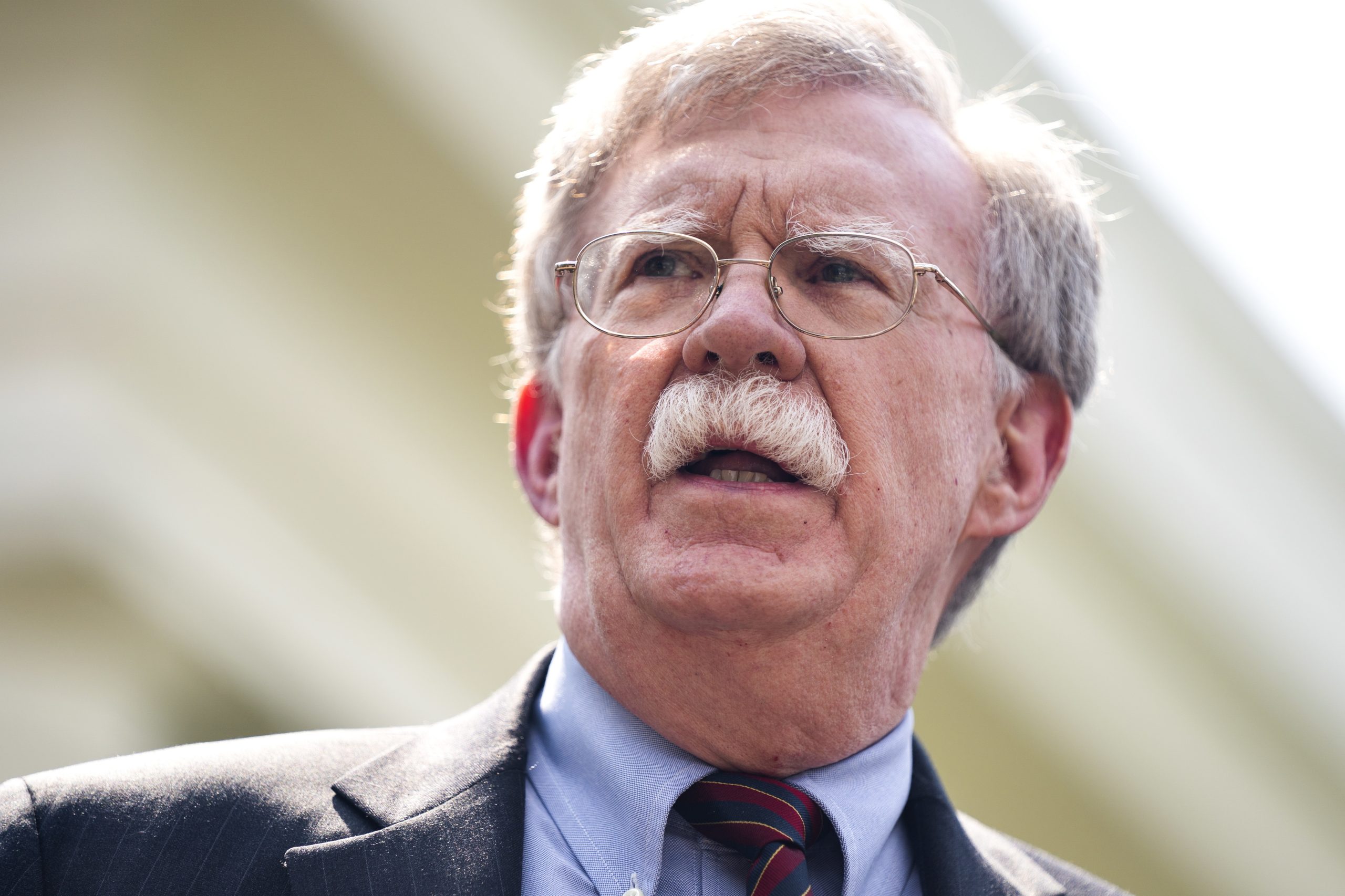 Juiz decide contra Trump. Livro de memórias de John Bolton avança