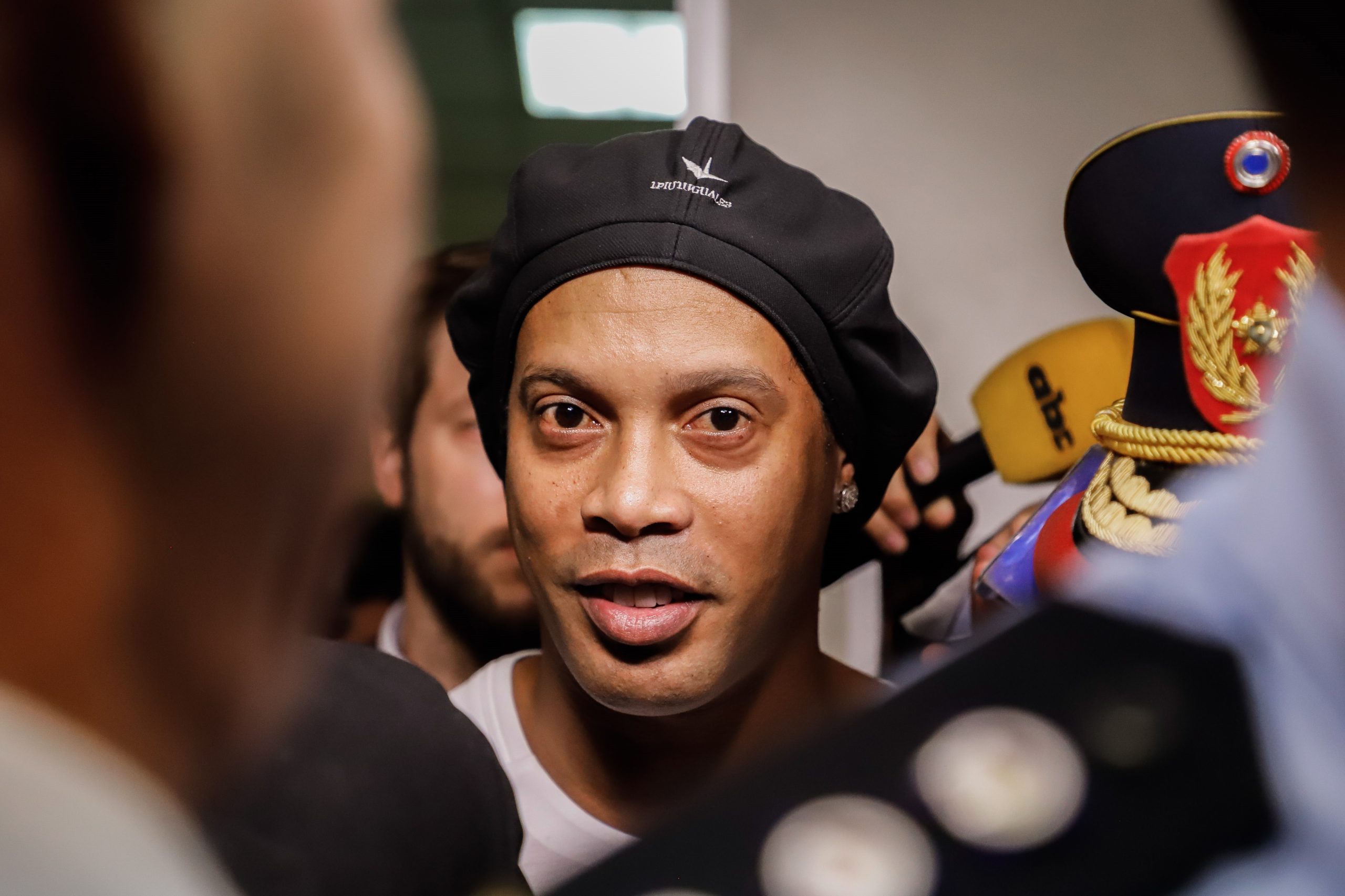Ronaldinho Gaúcho passa a prisão domiciliária após um mês de reclusão