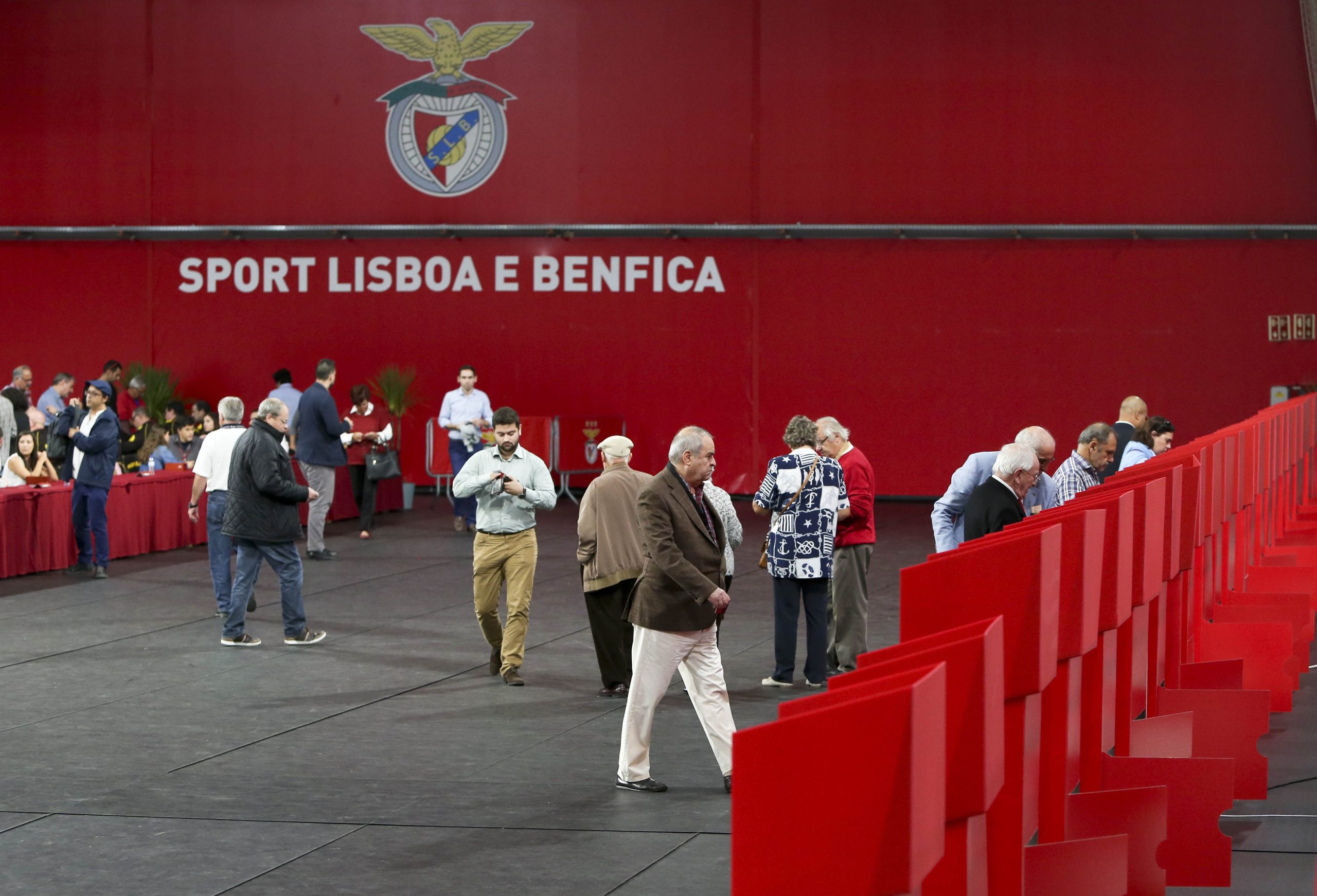 Mais de 8.000 sócios votaram até às 17:40 nas eleições para a presidência do Benfica