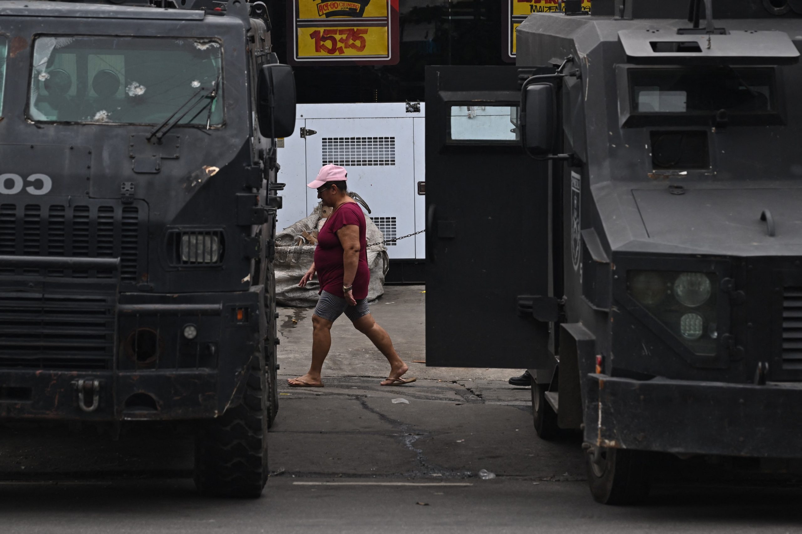 Polícia conduz operação em dez favelas do Rio de Janeiro para travar guerra entre traficantes e milícias