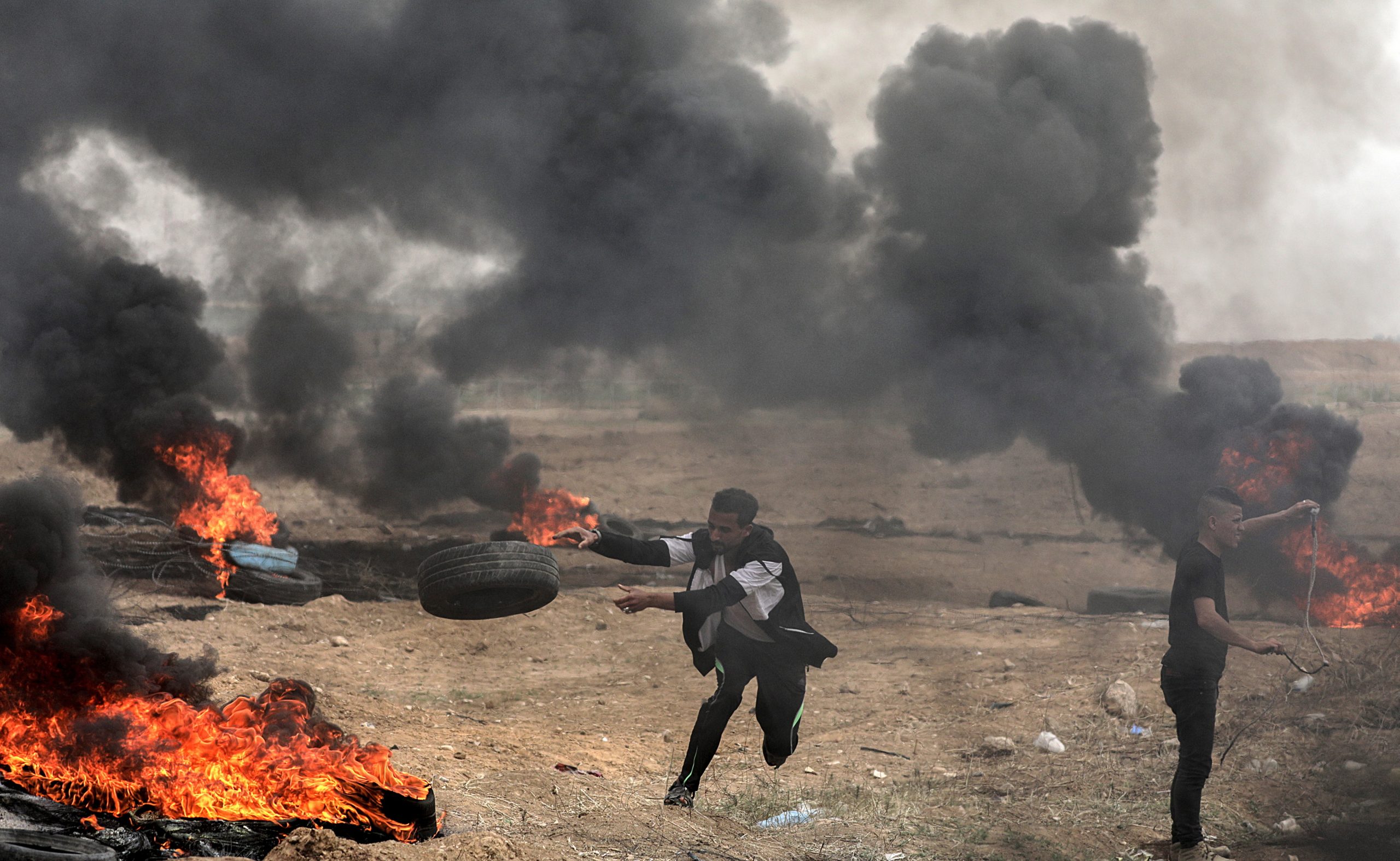 Palestiniano morto e dezenas feridos a tiro pelas forças israelitas na Faixa de Gaza