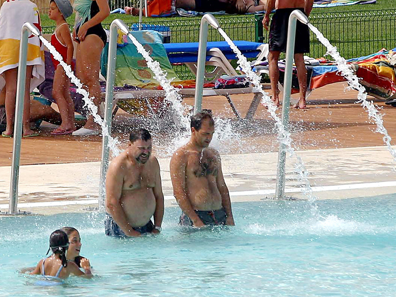 E se lhe dissessem que urinar na piscina faz mal à saúde?