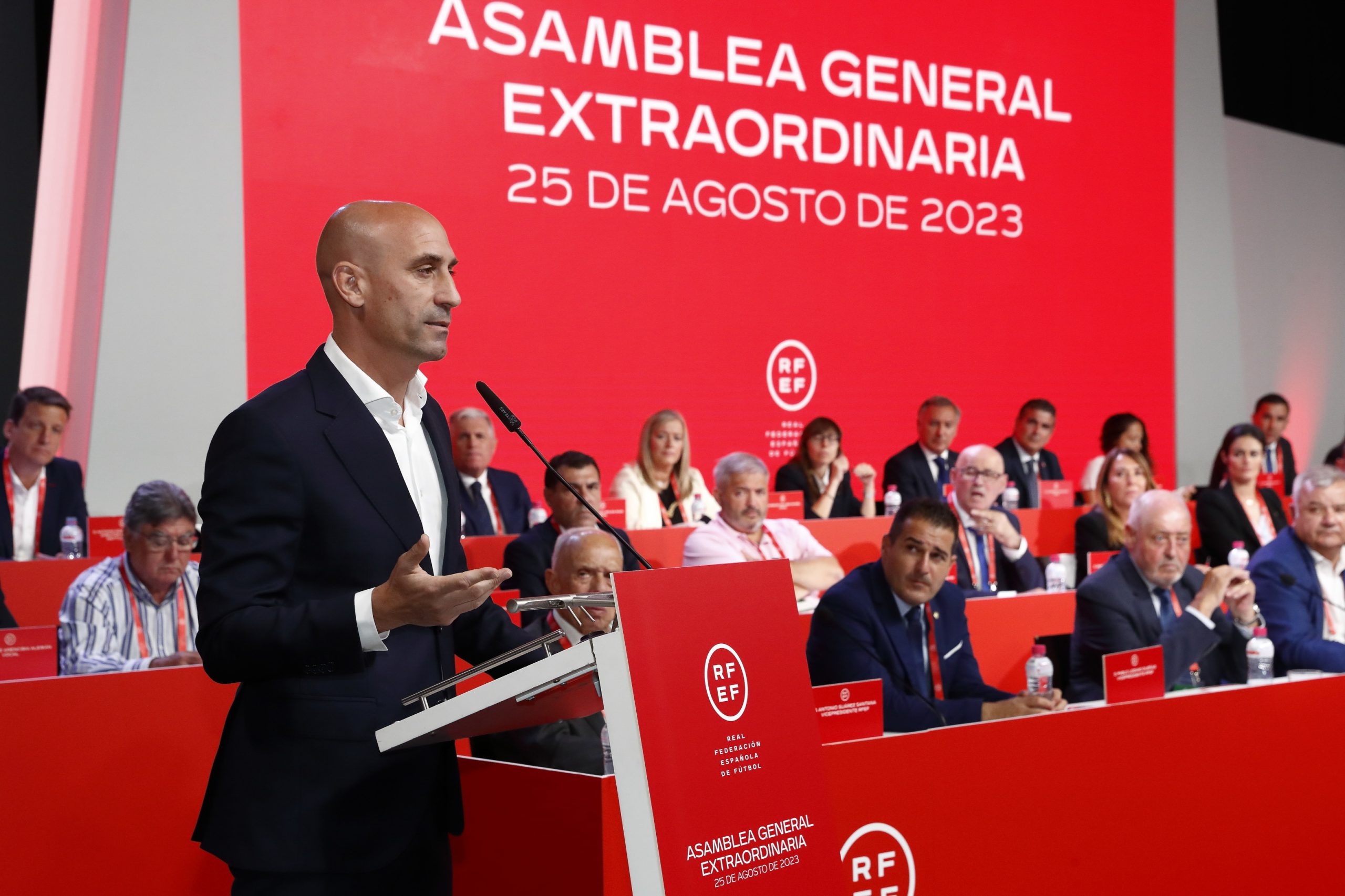 Futebolistas unem-se nas críticas a Luís Rubiales após intenção em continuar