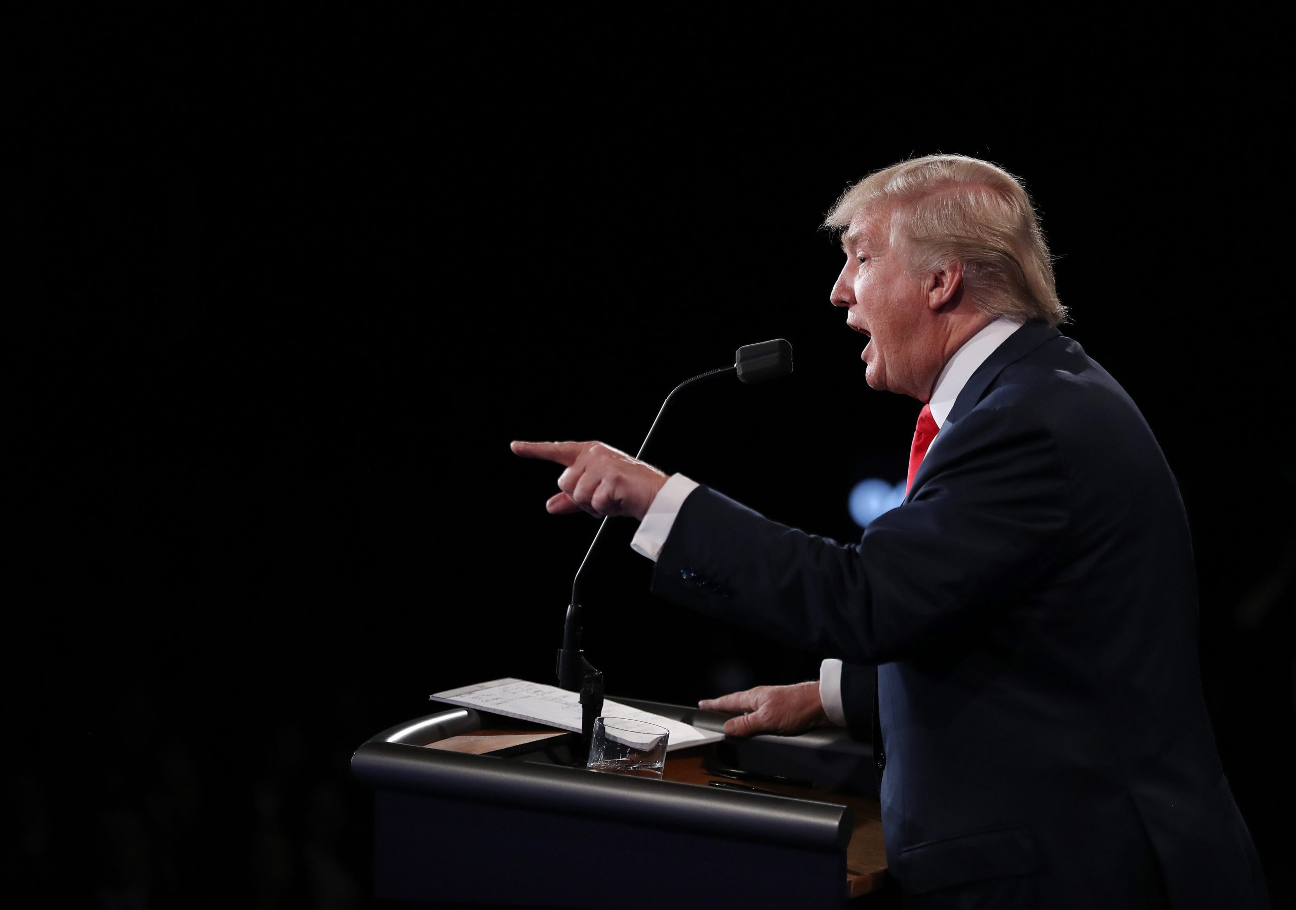 Donald Trump deixa aviso: Empresas que deixarem os EUA enfrentarão “consequências”