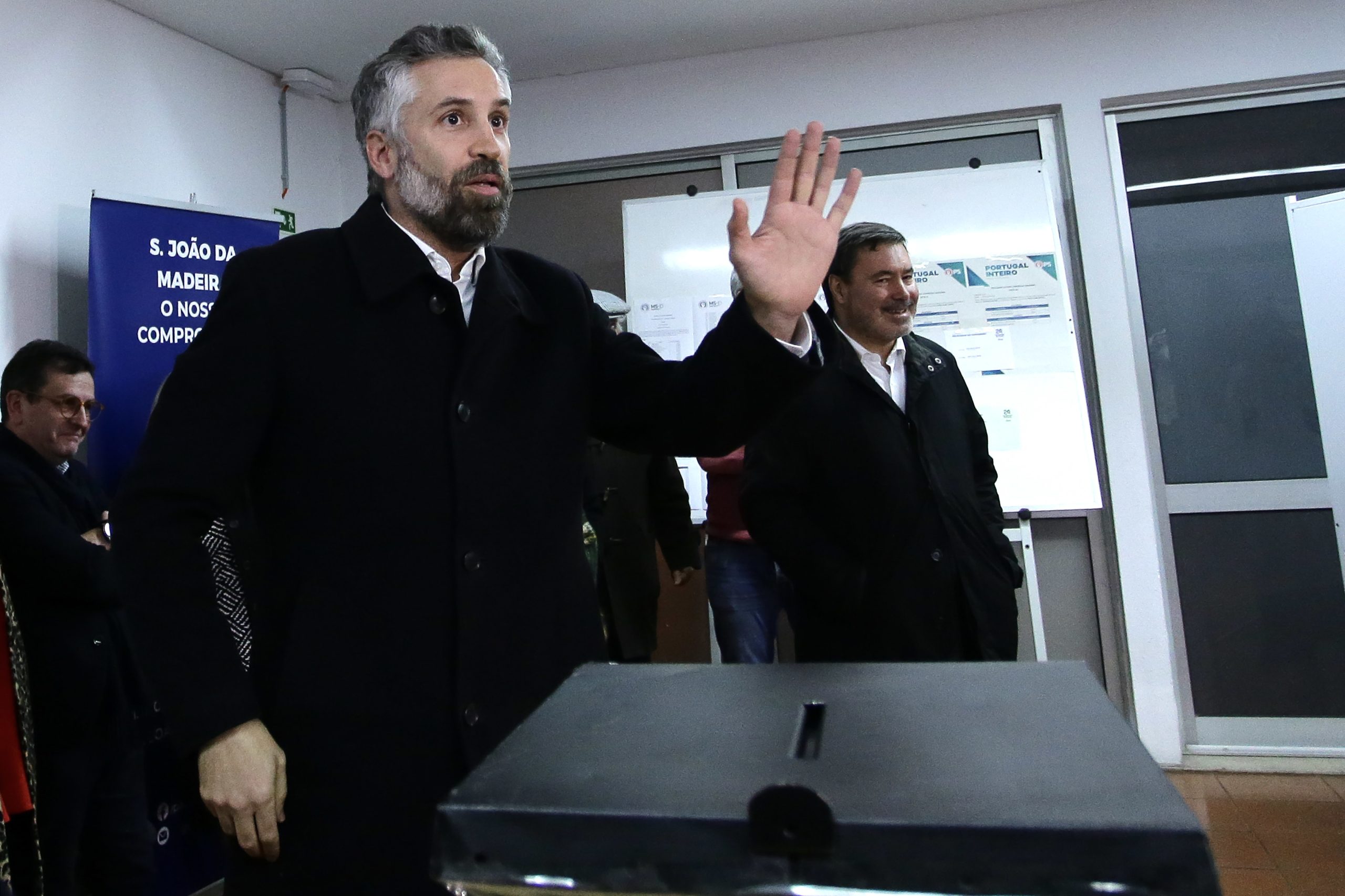 Pedro Nuno Santos nega ter dado orientações para compra de ações de CTT