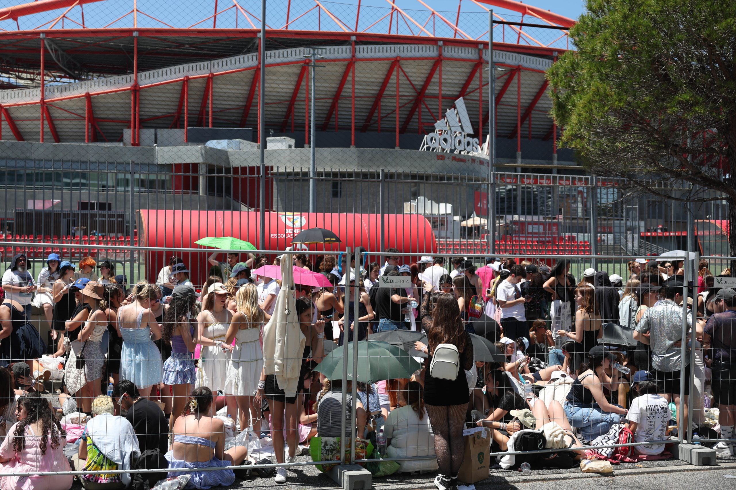 Derrube de barreiras, pedidos de calma e distribuição de água dentro do Estádio. Caos na entrada para o concerto de Taylor Swift