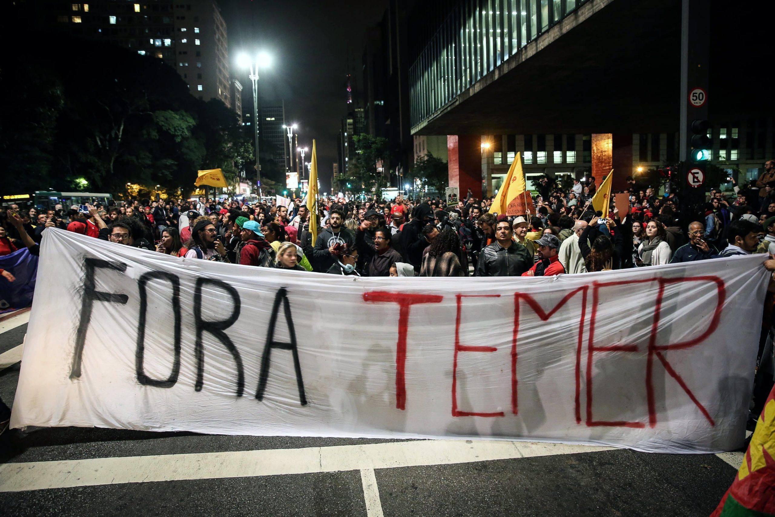 Alegada autorização de suborno leva centenas de manifestantes à rua contra Presidente brasileiro
