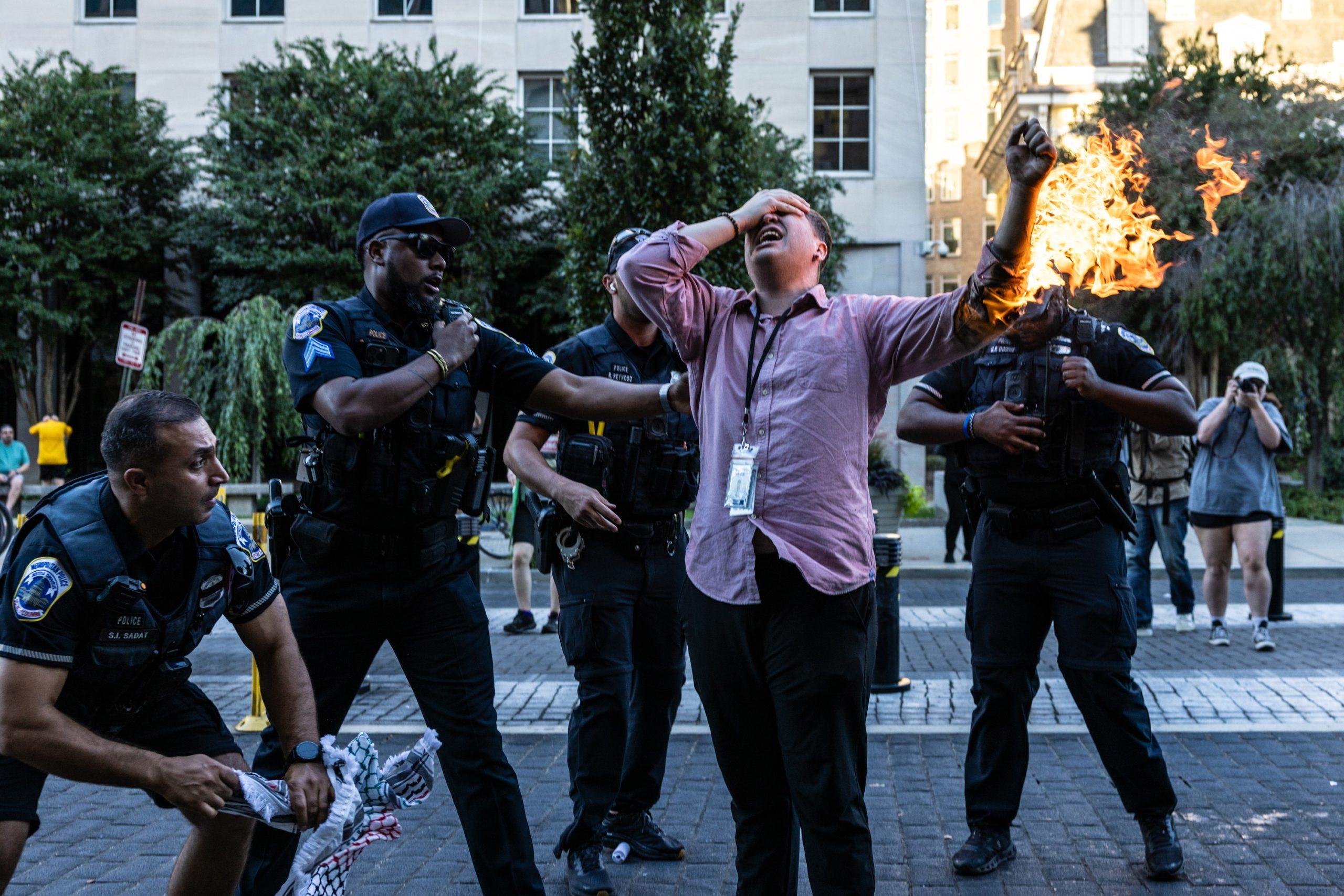 Homem diz ser jornalista e tenta incendiar-se em Washington durante protesto contra guerra em Gaza