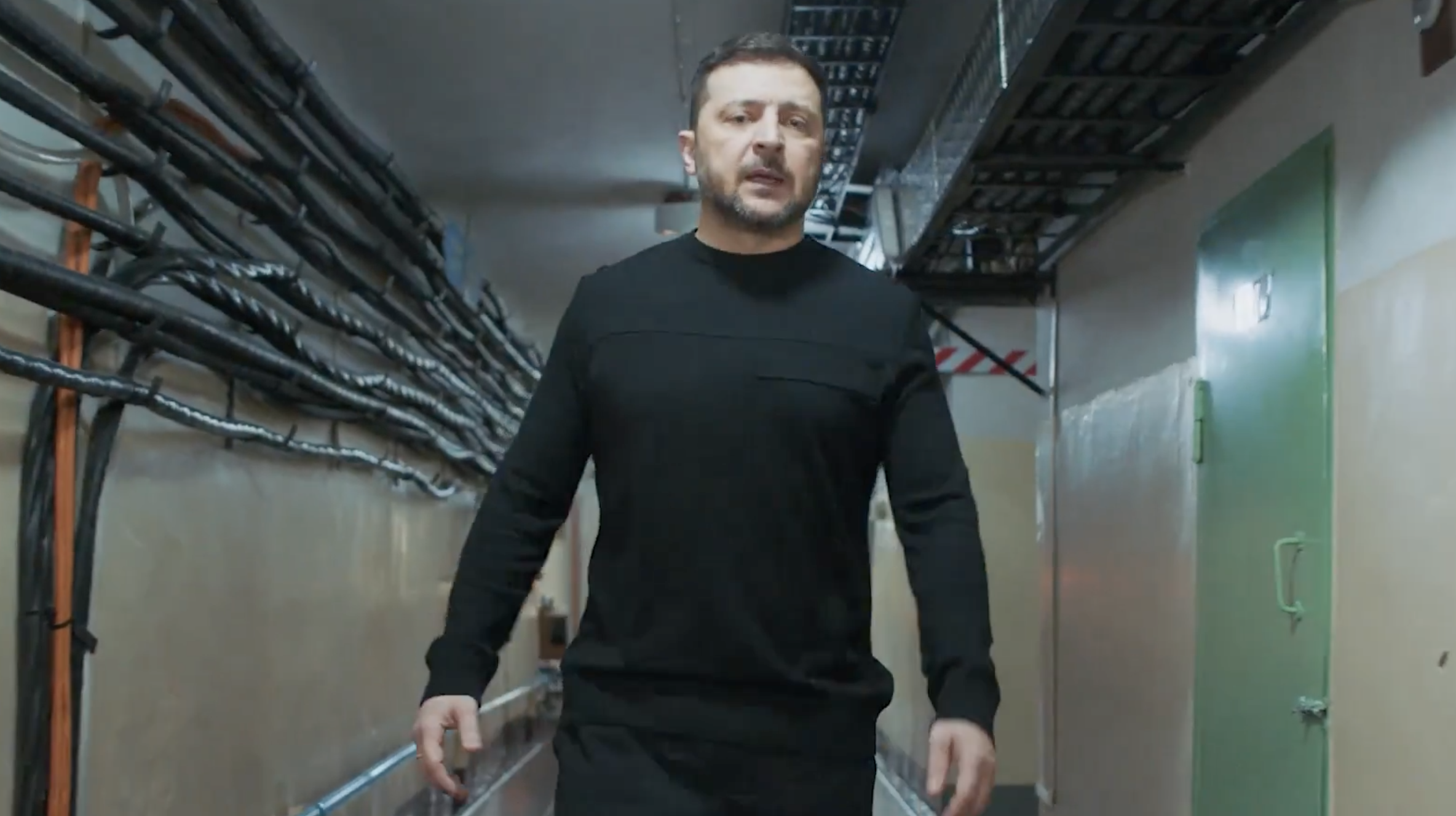 Zelensky mostra bunker de onde organizou resposta à invasão russa há quatro anos: “Falei com Biden e disse que precisava de munições”