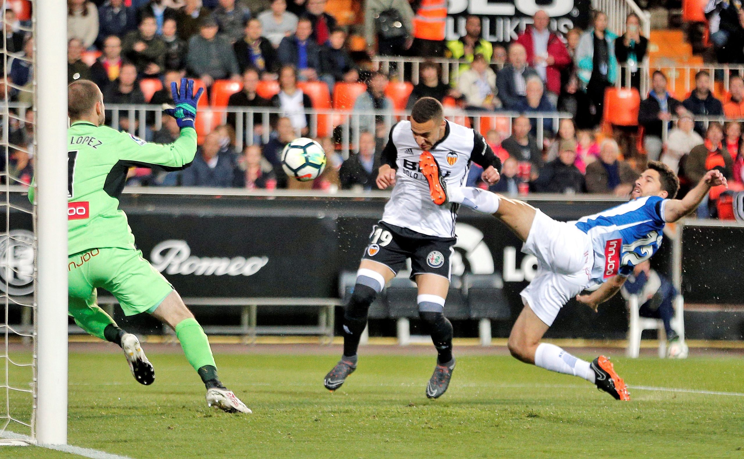 Valência bate Espanyol e tira Real Madrid do pódio