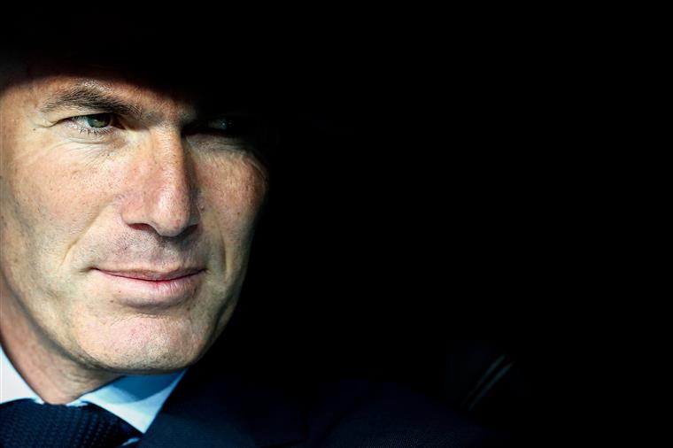 Plantel do Real Madrid observa minuto de silêncio em memória de irmão de Zidane