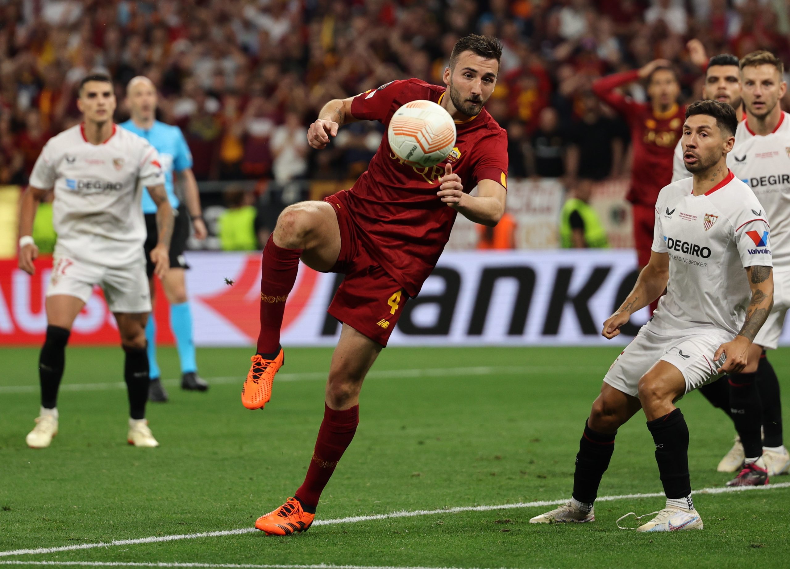 Médio italiano Bryan Cristante renova com a Roma por mais quatro épocas