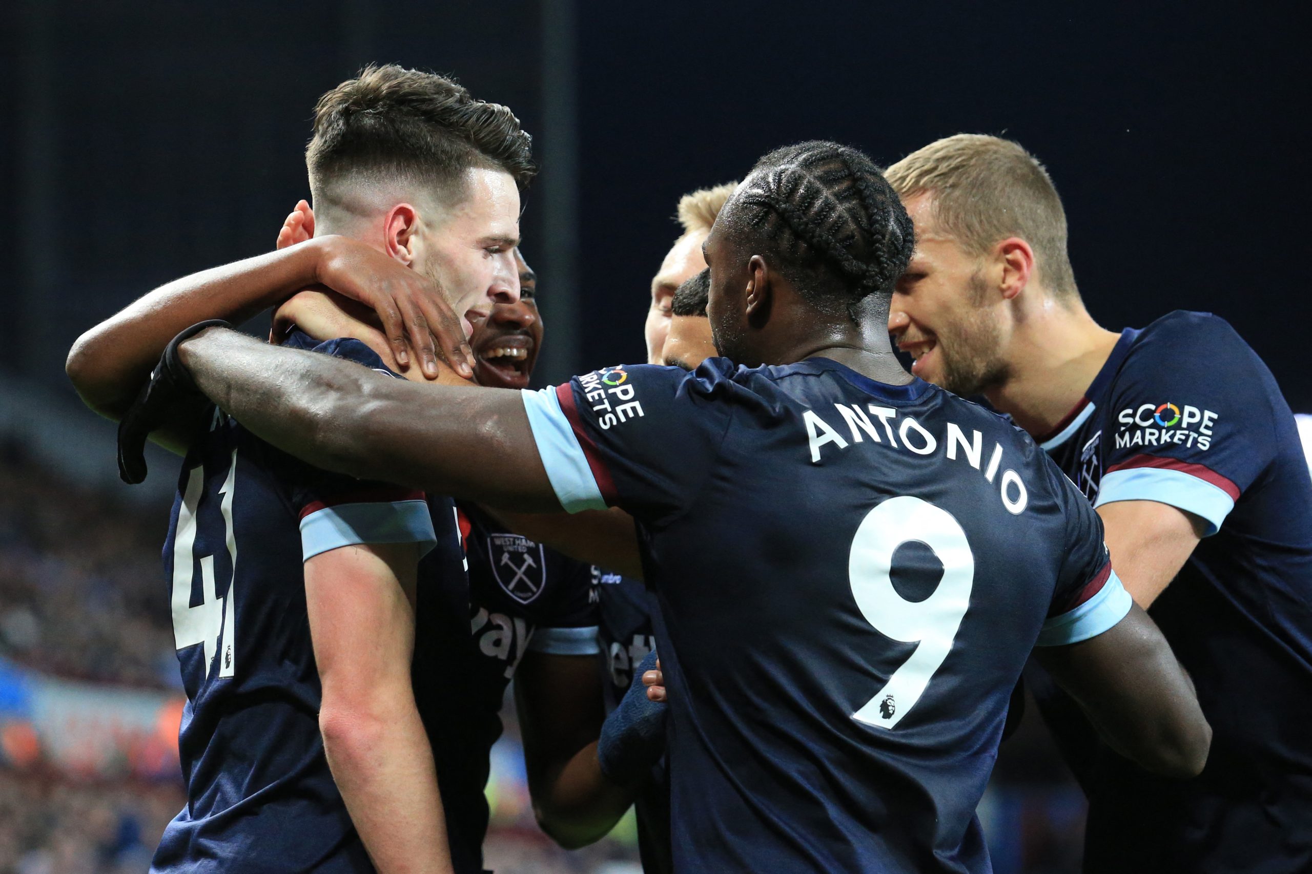 West Ham vence Liverpool e ‘cola-se’ ao City na perseguição ao líder Chelsea