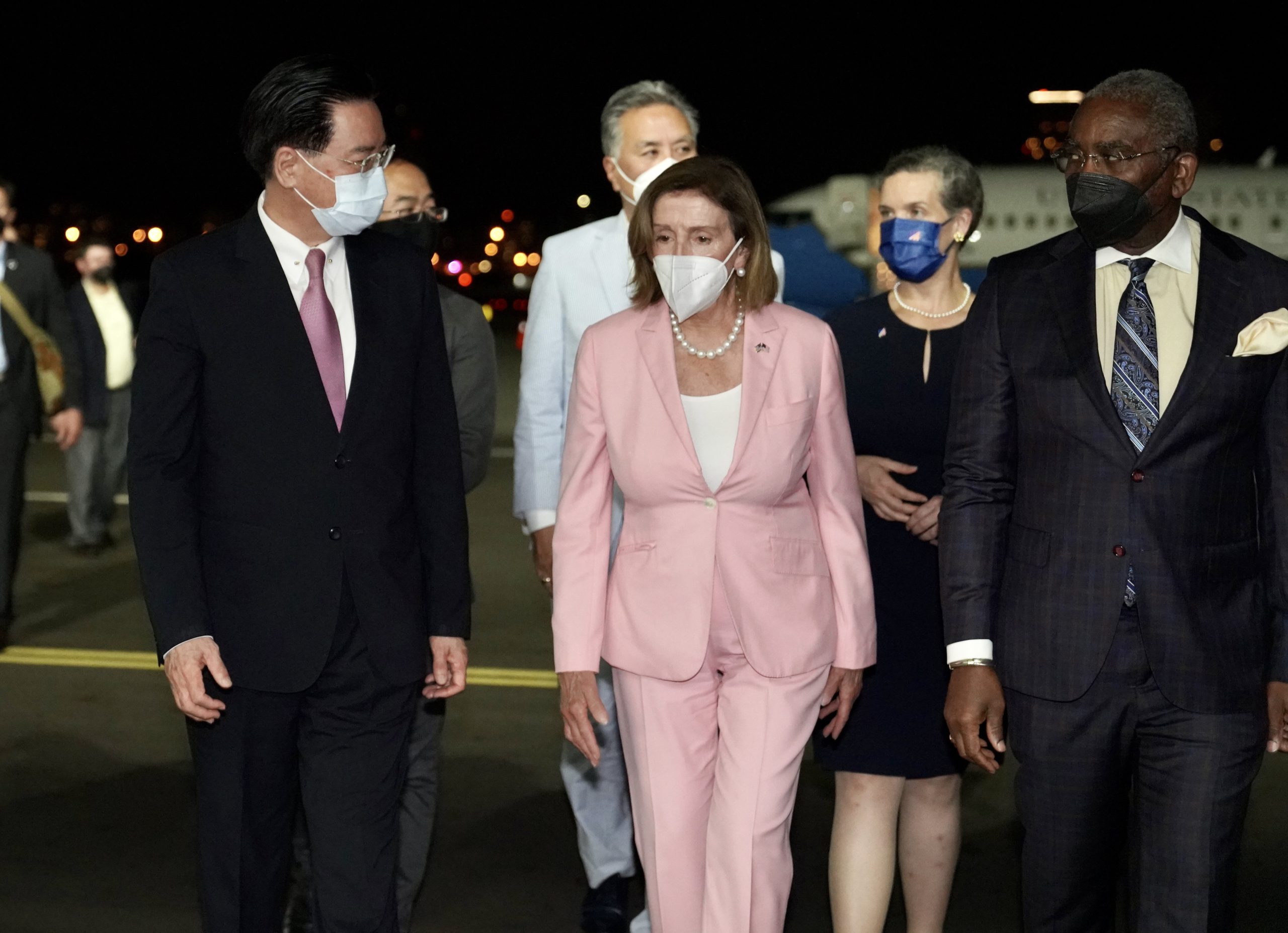 Pelosi diz que EUA “não vão permitir” que a China isole Taiwan