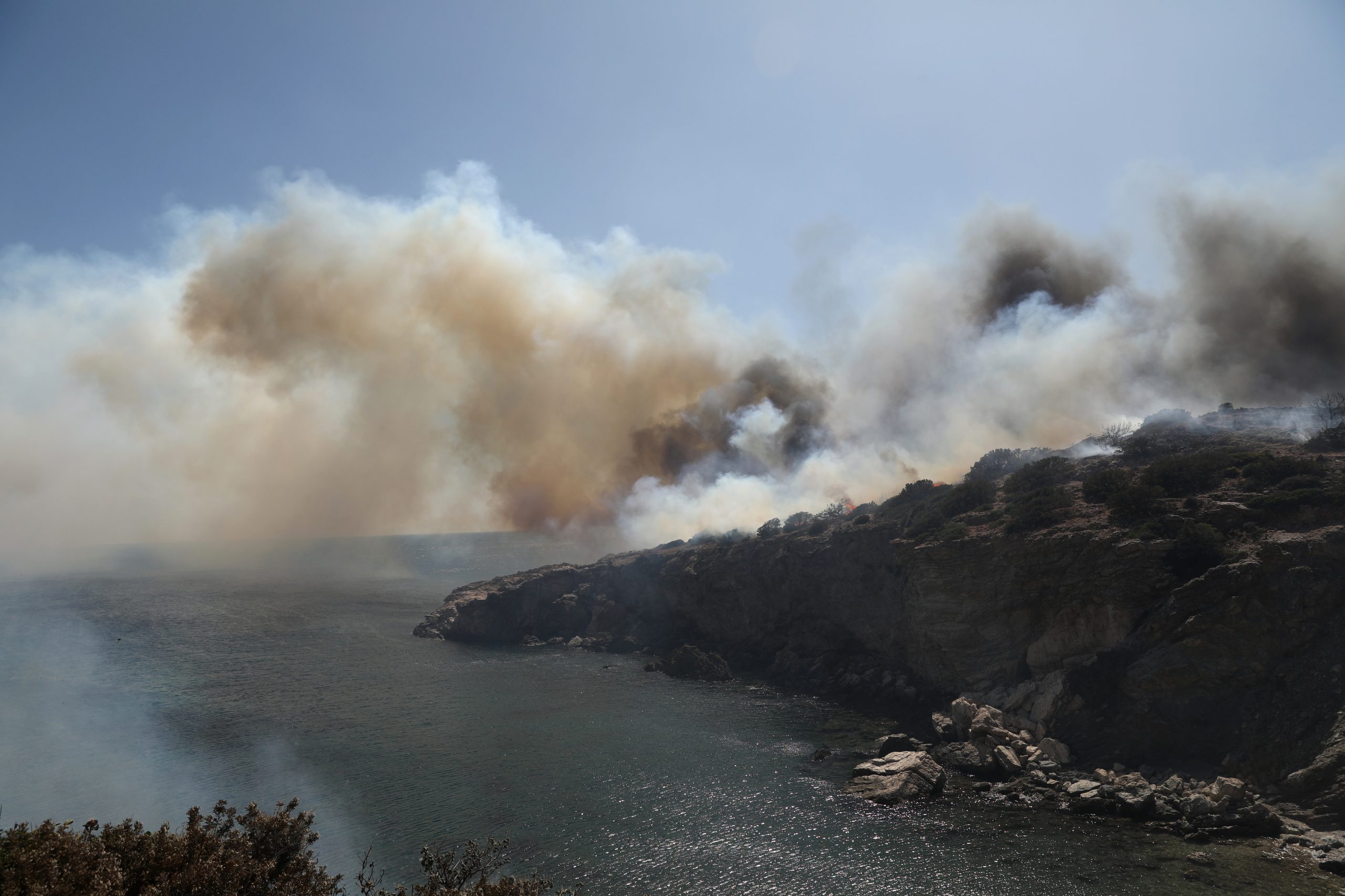 Incêndio perto de Atenas que obrigou a deslocar mil pessoas foi controlado