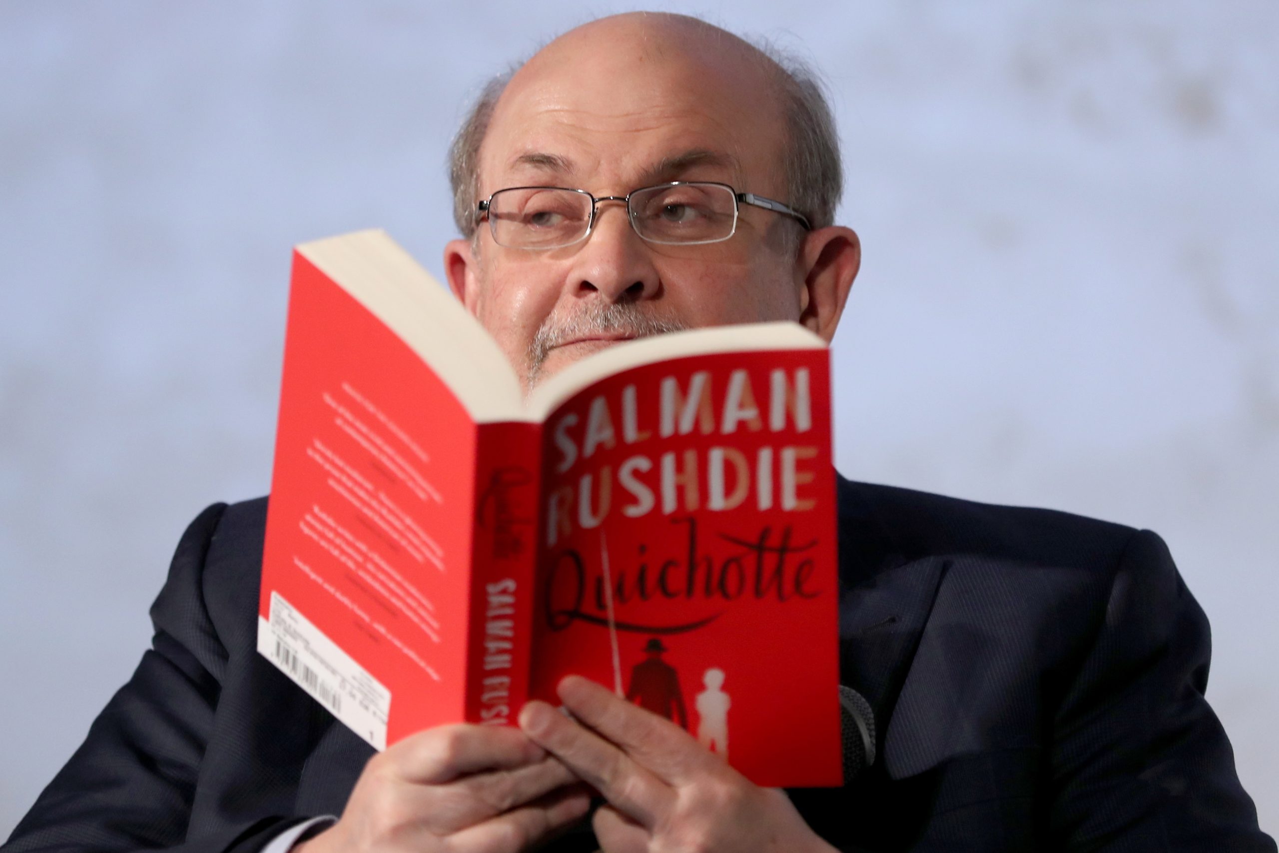 Vendas dos livros de Rushdie disparam nos EUA após ataque ao escritor