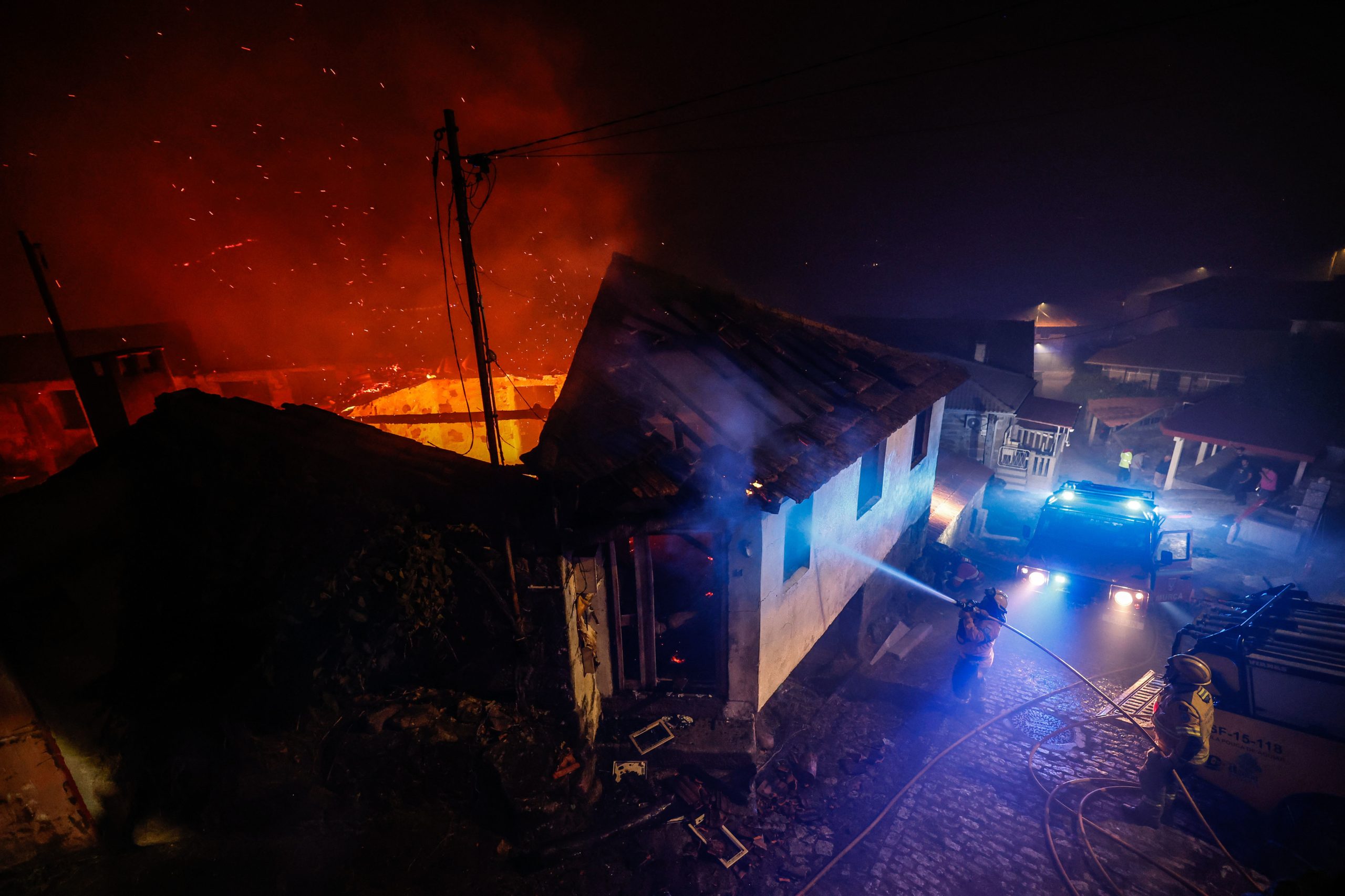Incêndios: EN2 entre Carrica e Vila Pouca de Aguiar reabriu, A24 continua cortada