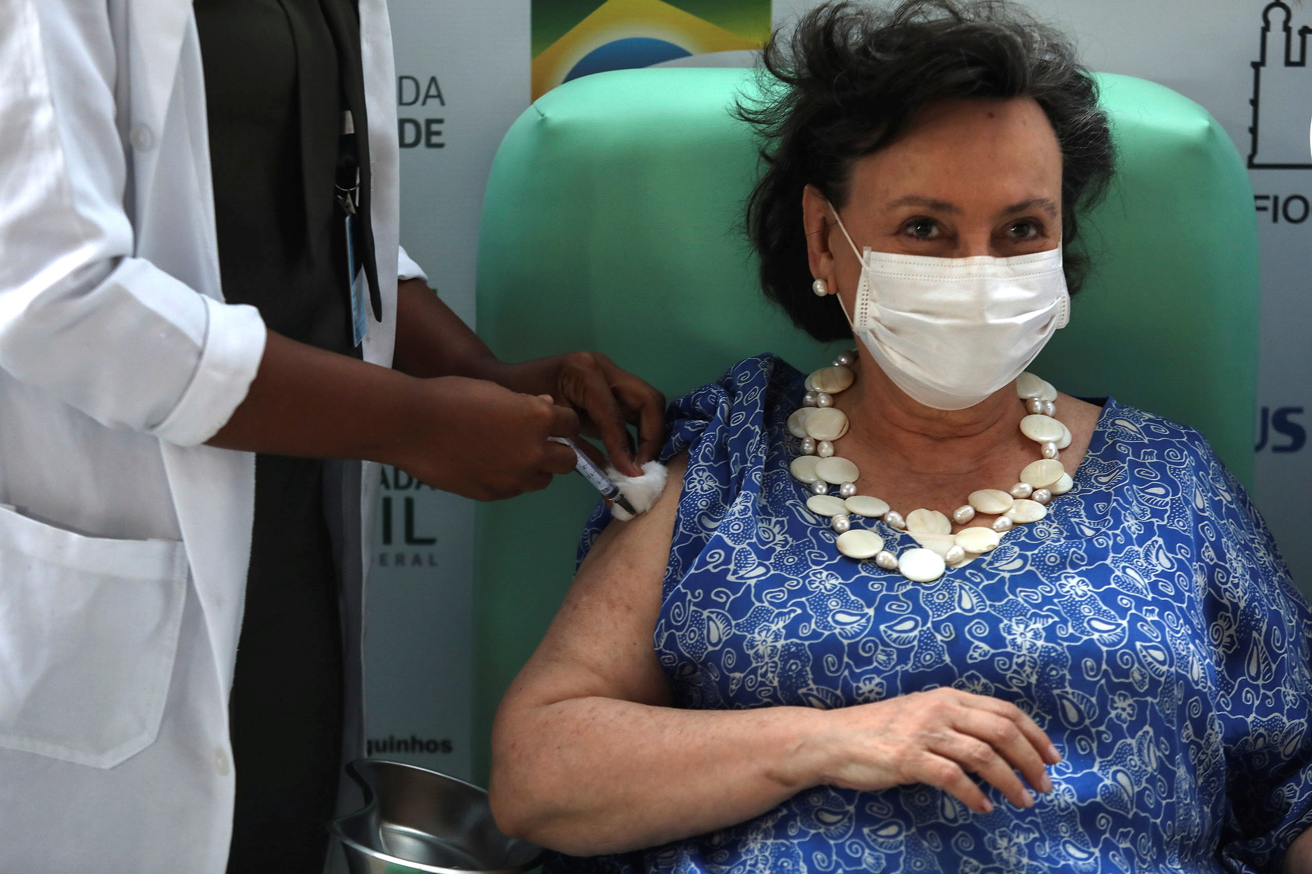 Brasil minimiza risco da vacina da AstraZeneca e descarta suspender vacinação