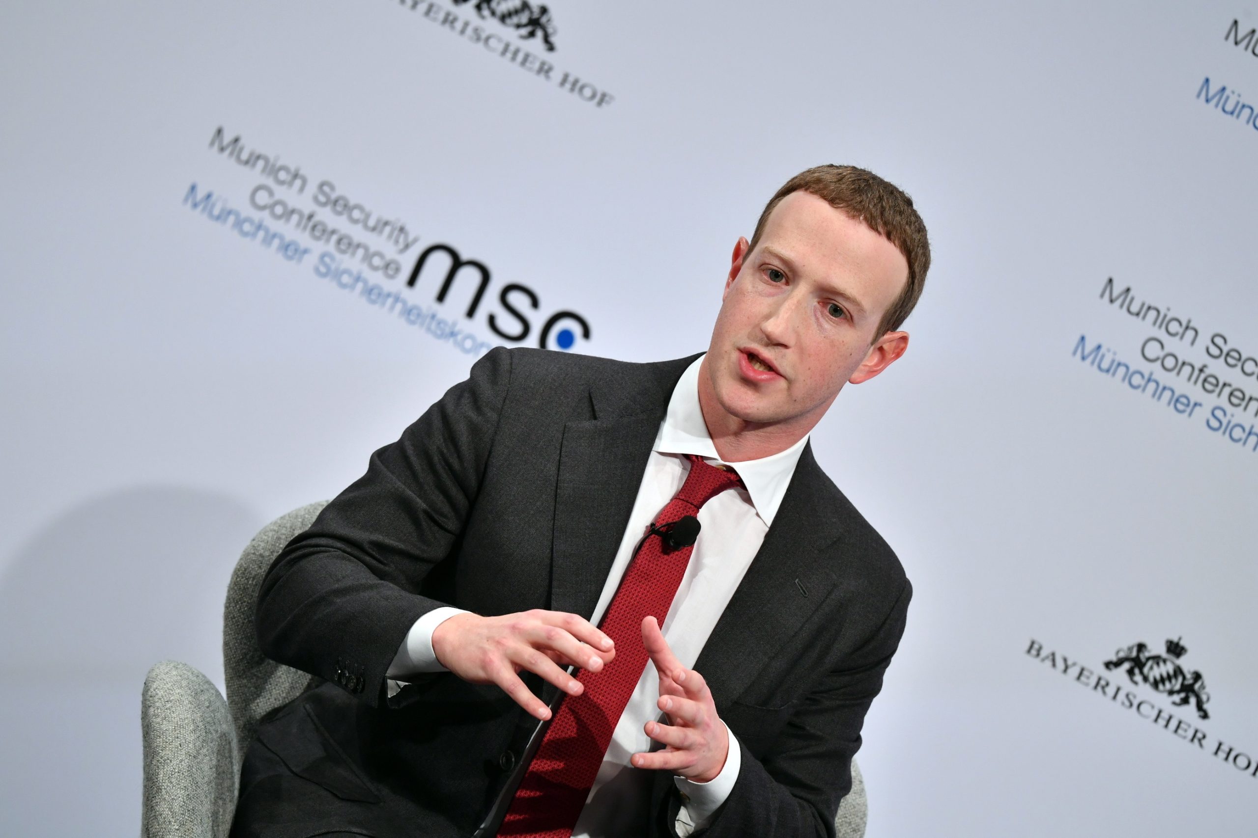 Zuckerberg tem de assumir responsabilidade pelo papel da Facebook, diz Comissão Europeia
