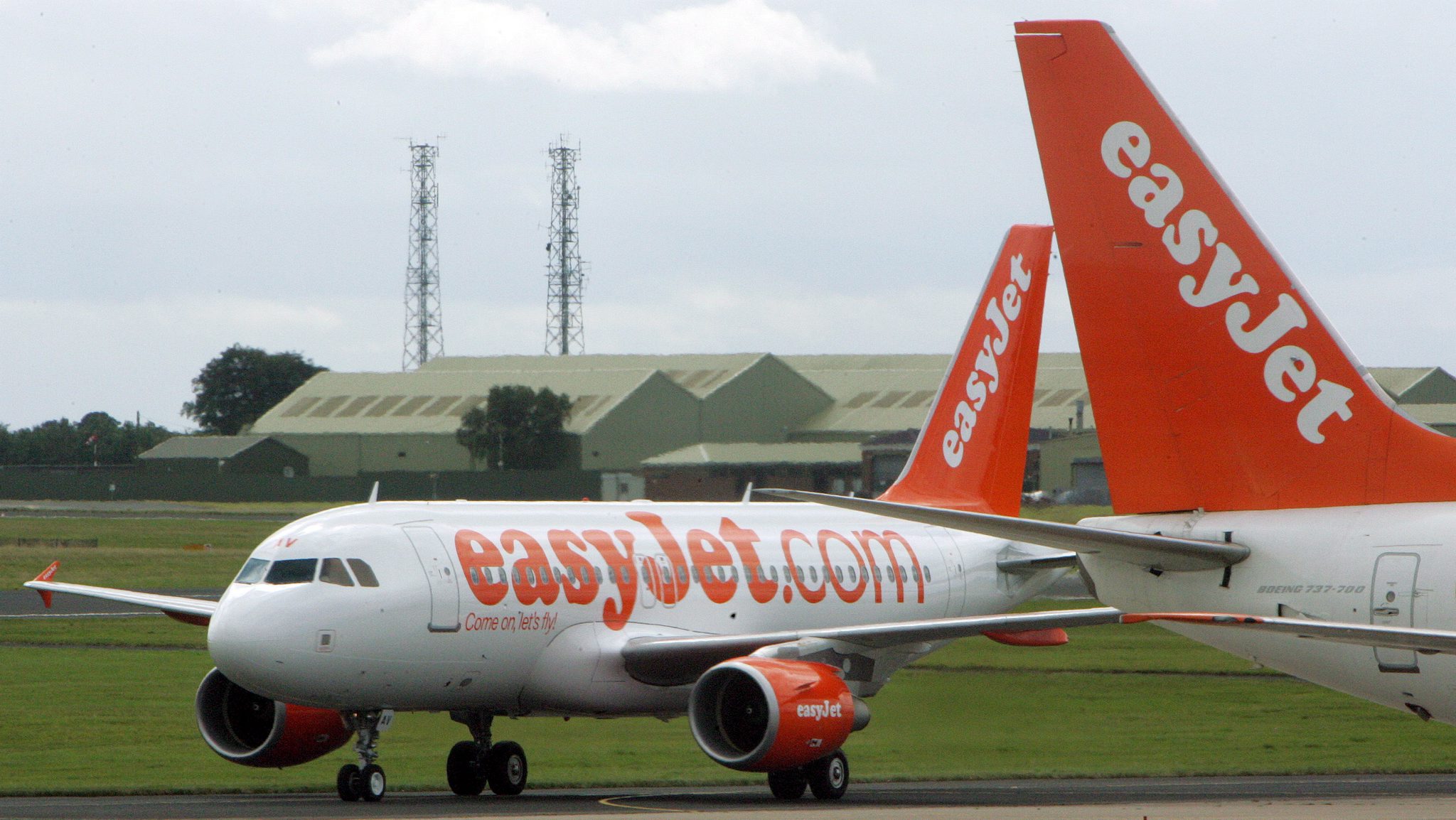 EasyJet compra 24 aviões à Air Berlin e absorve 1.000 dos seus funcionários