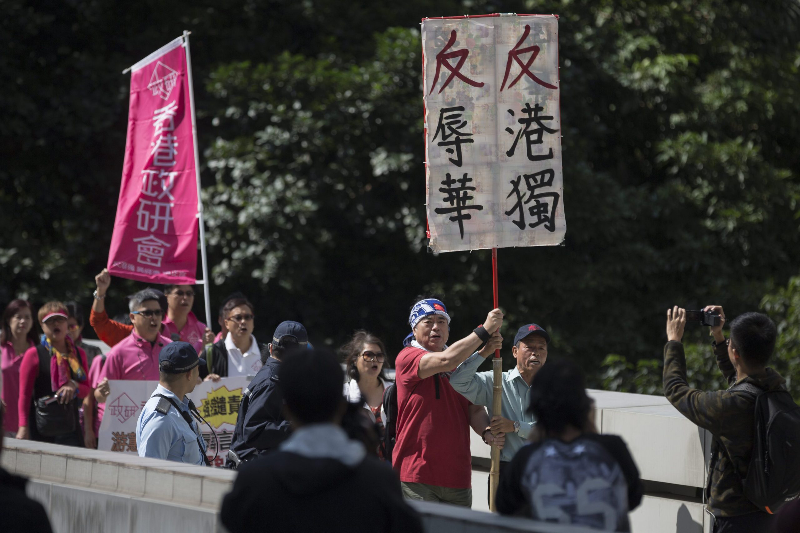 Polícia de Hong Kong usa gás pimenta para dispersar manifestação anti-China