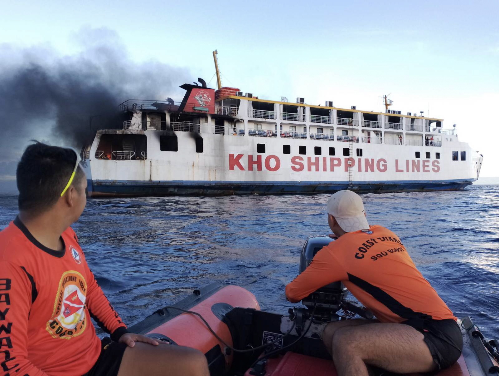 Equipas de socorro filipinas salvam 120 pessoas de navio em chamas