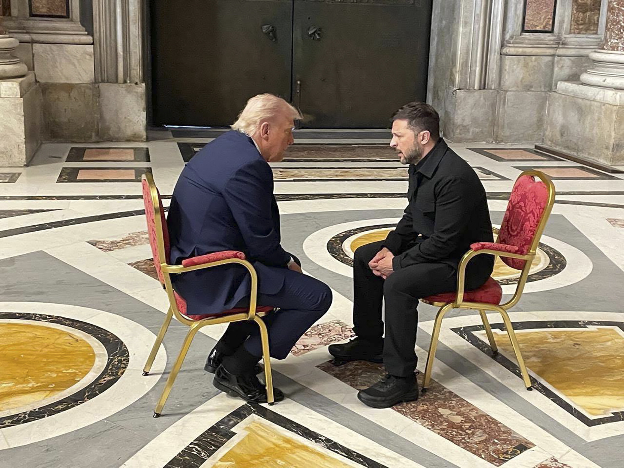 Trump avisa Zelensky para “se mexer” se quiser acordo de paz com a Rússia