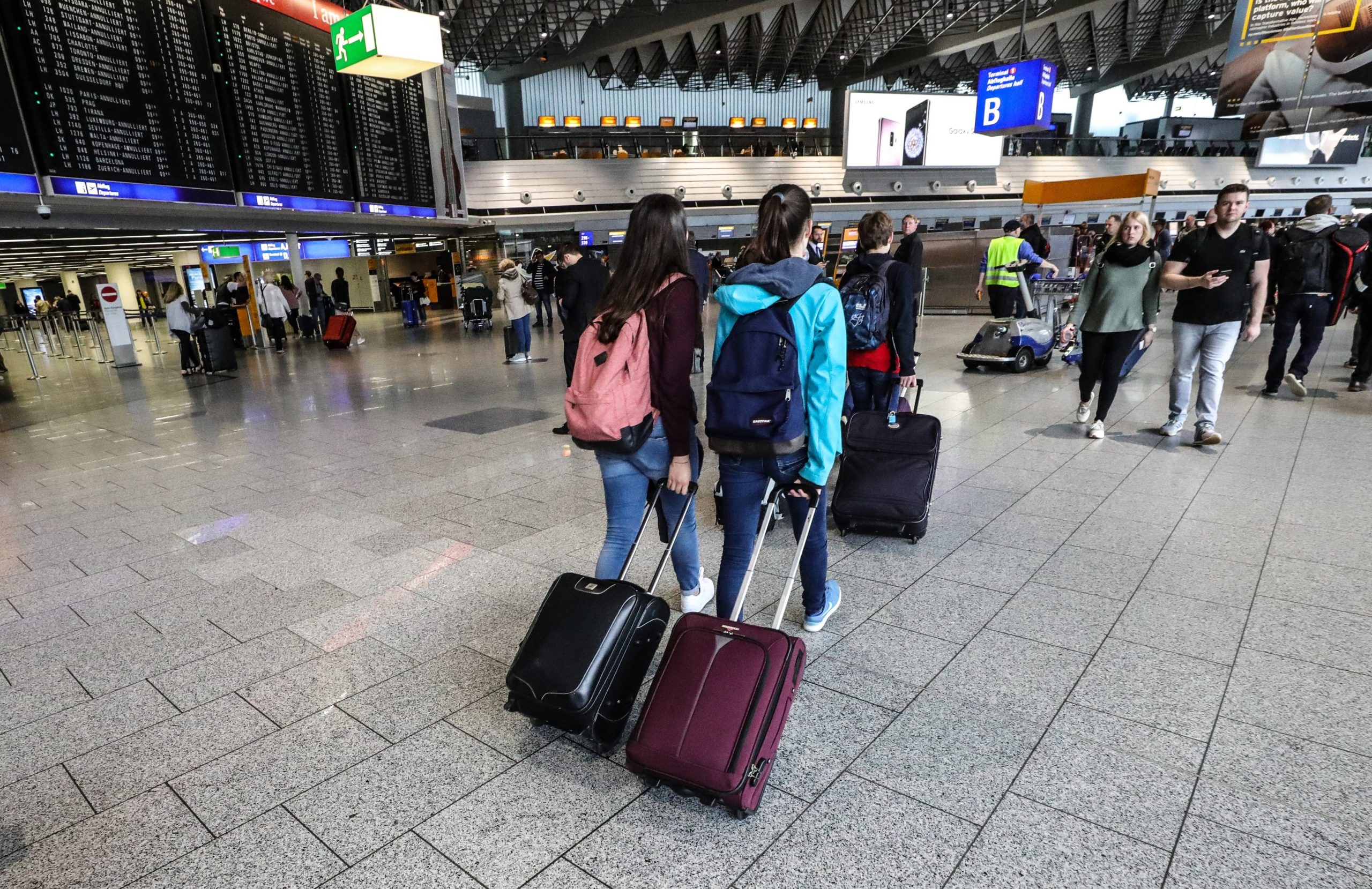 Aeroporto de Frankfurt reaberto depois de evacuação por falha de segurança
